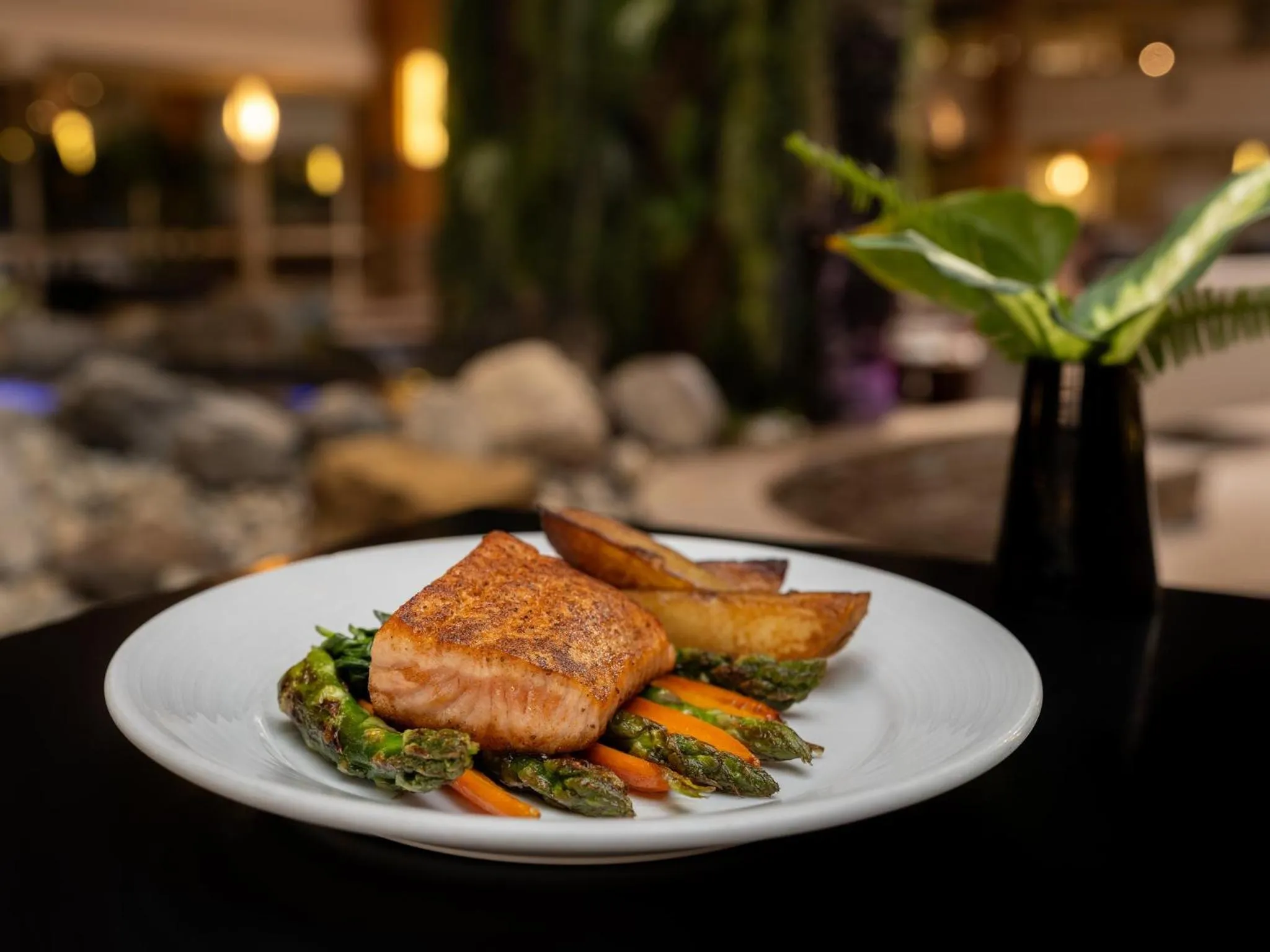 Restaurant/places to eat in Crowne Plaza Suffern-Mahwah by IHG