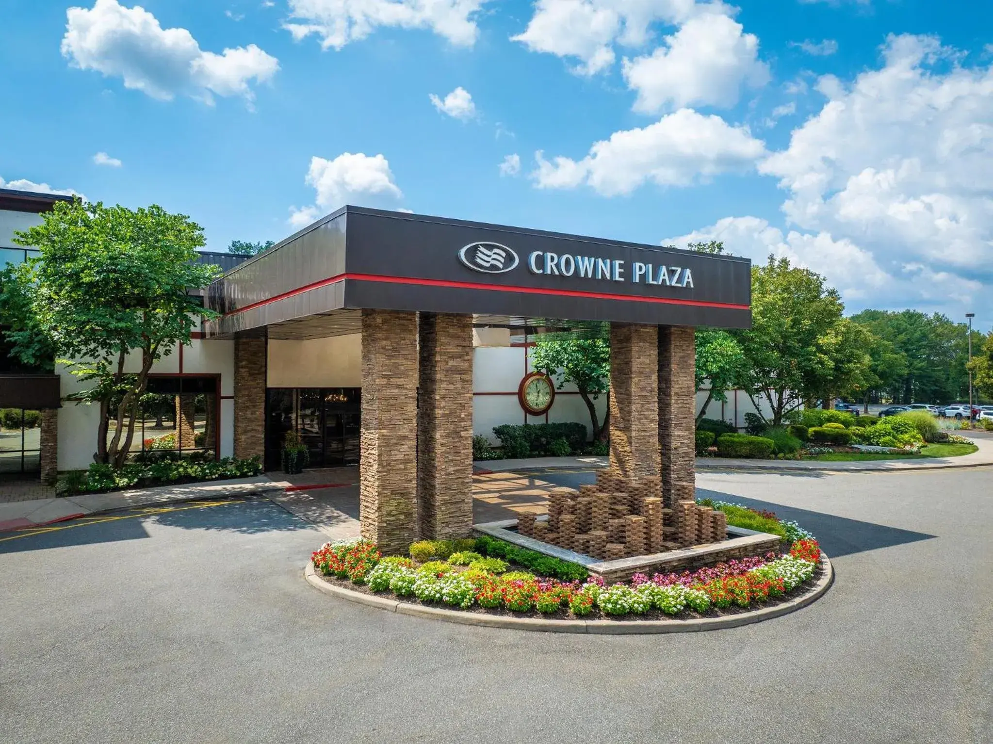 Property building in Crowne Plaza Suffern-Mahwah by IHG Property building in Crowne Plaza Suffern-Mahwah by IHG