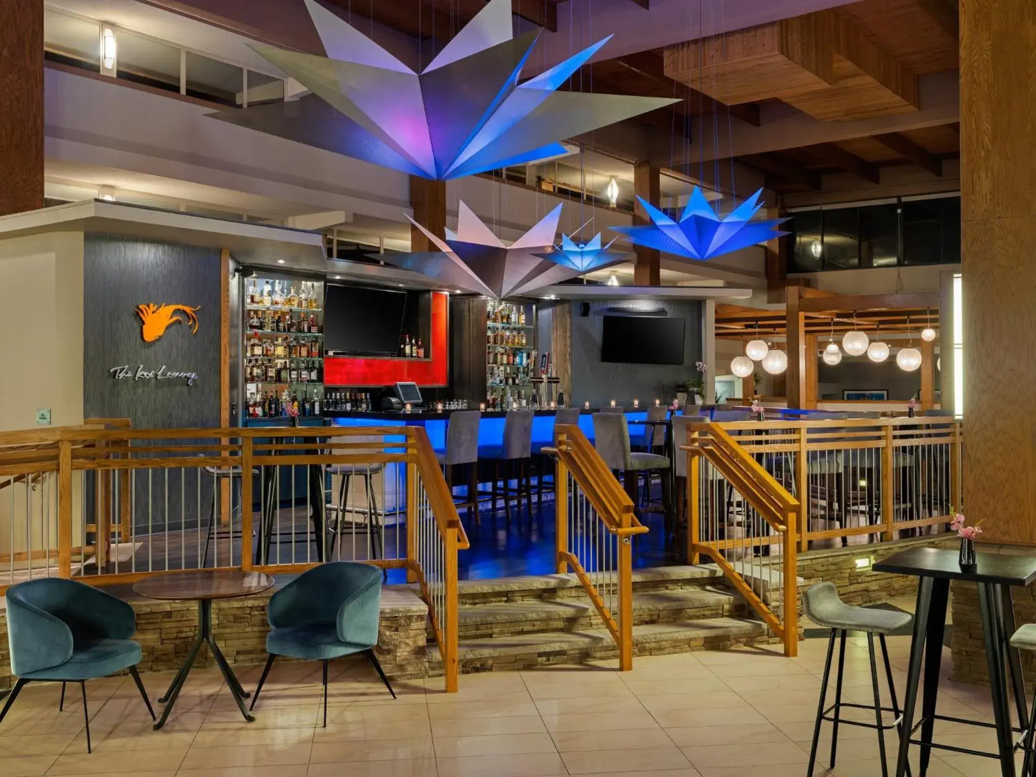 Lounge or bar in Crowne Plaza Suffern-Mahwah by IHG Lounge or bar in Crowne Plaza Suffern-Mahwah by IHG