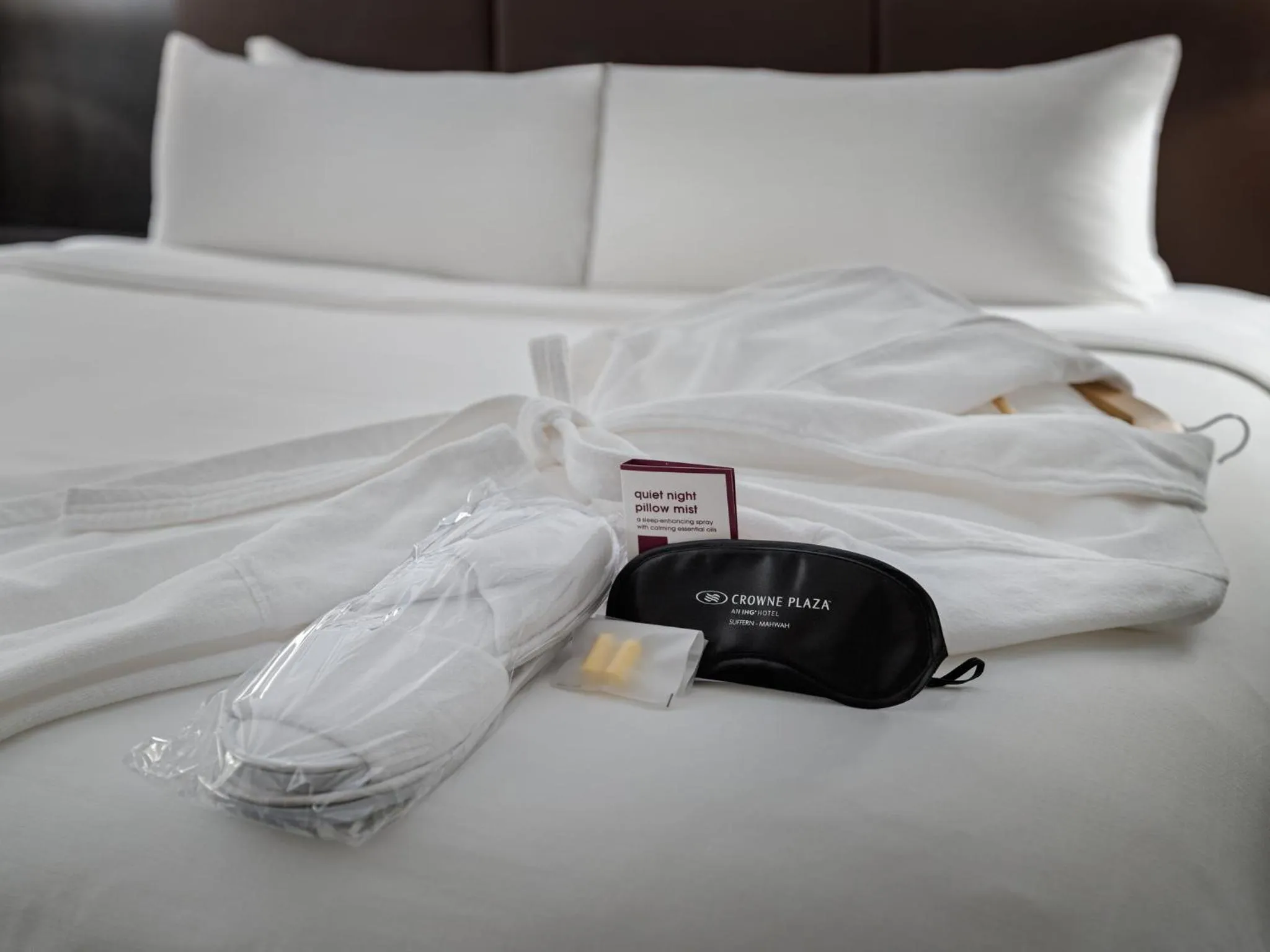 Photo of the whole room, Bed in Crowne Plaza Suffern-Mahwah by IHG