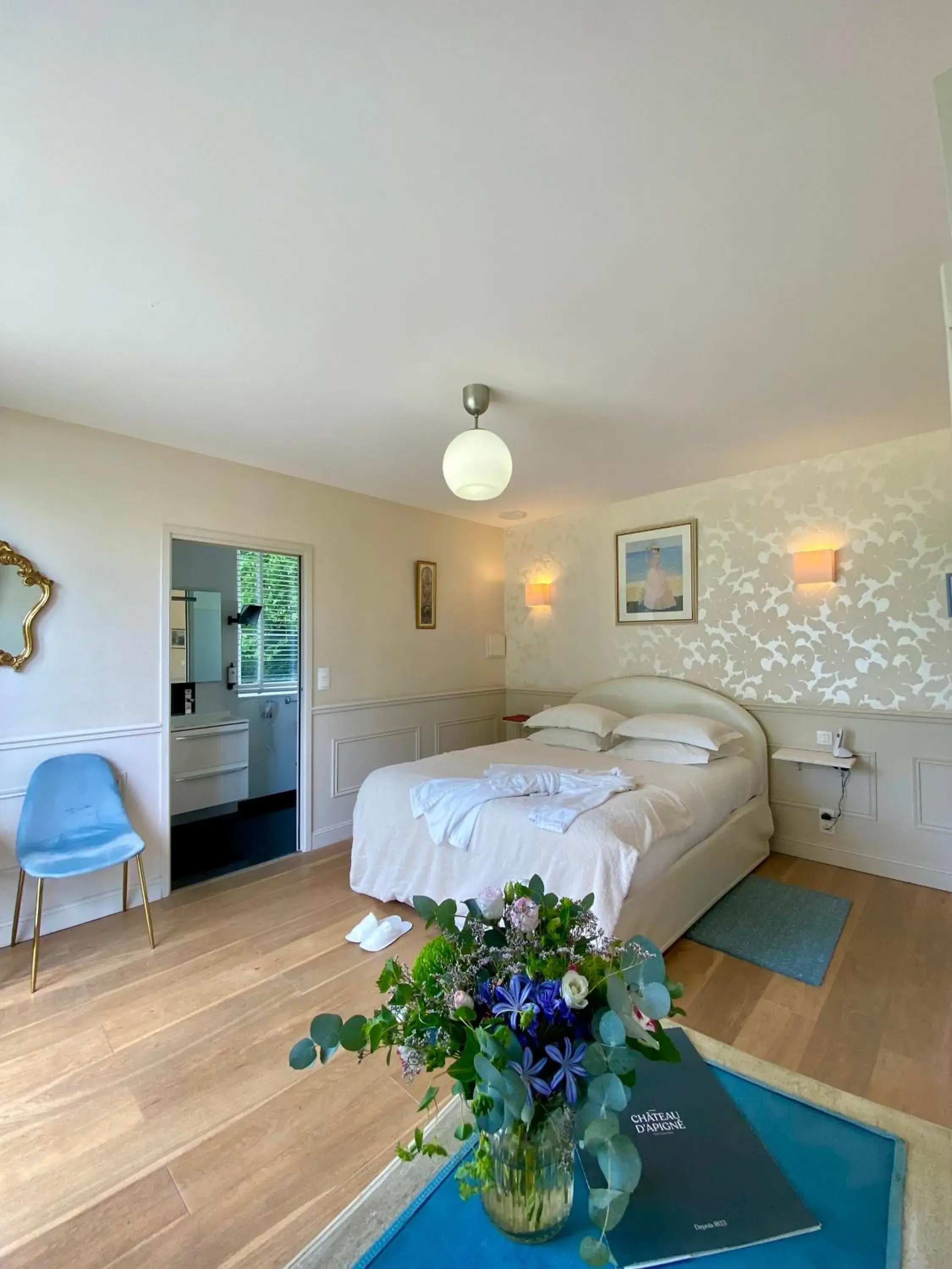 Photo of the whole room, Bed in Château D'Apigné Rennes Photo of the whole room, Bed in Château D'Apigné Rennes
