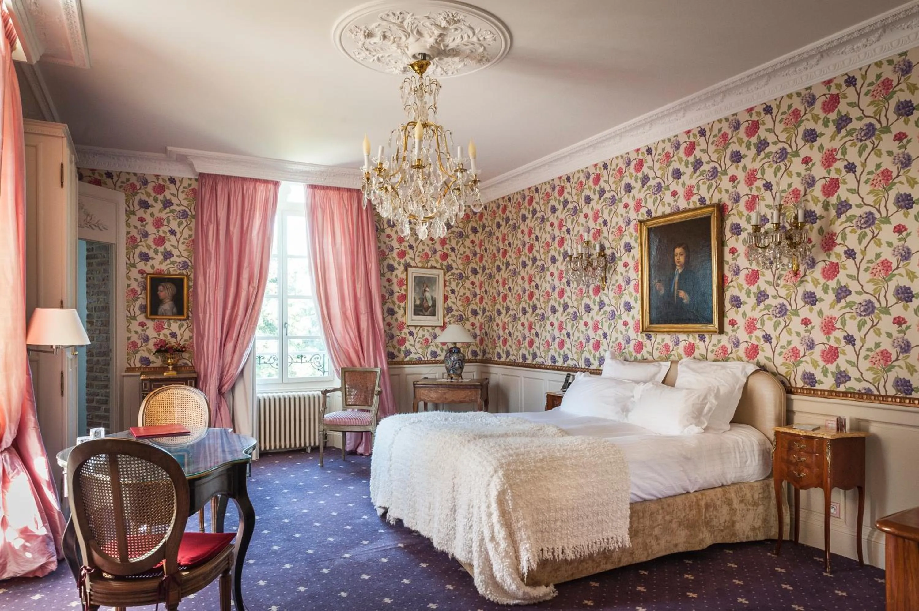 Photo of the whole room, Bed in Château D'Apigné Rennes