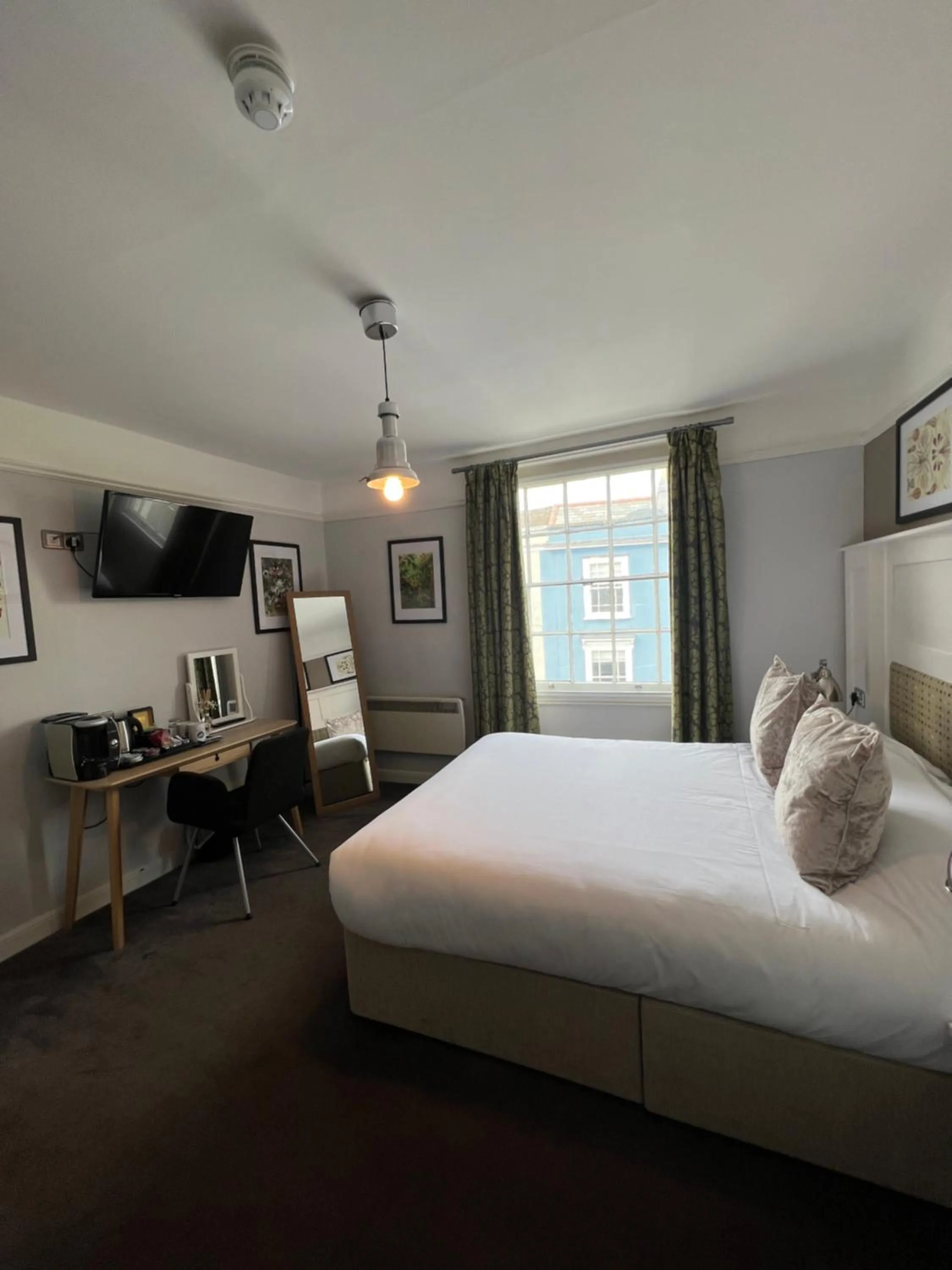 TV and multimedia, Bed in White Horse