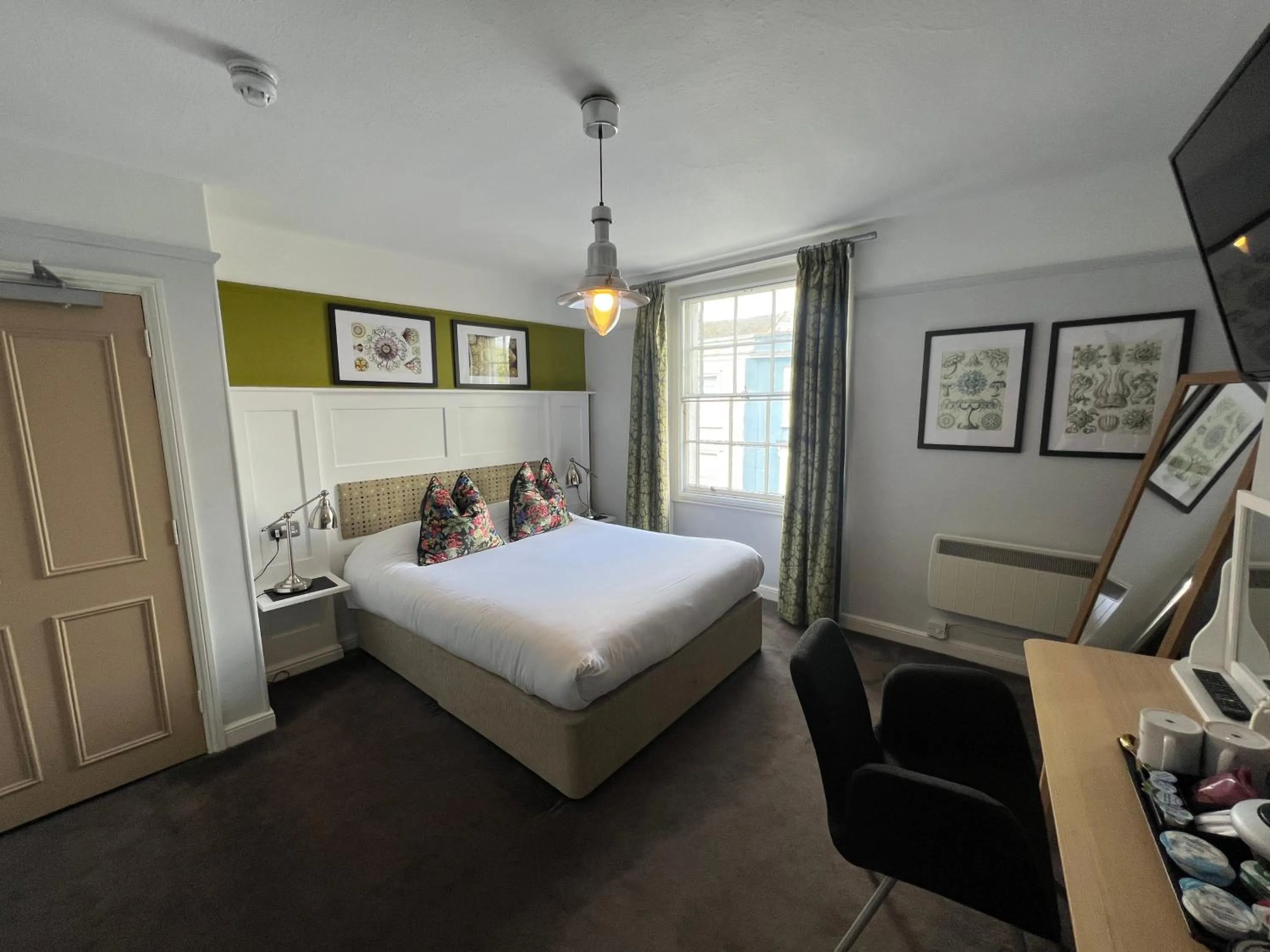 Bedroom, Bed in White Horse