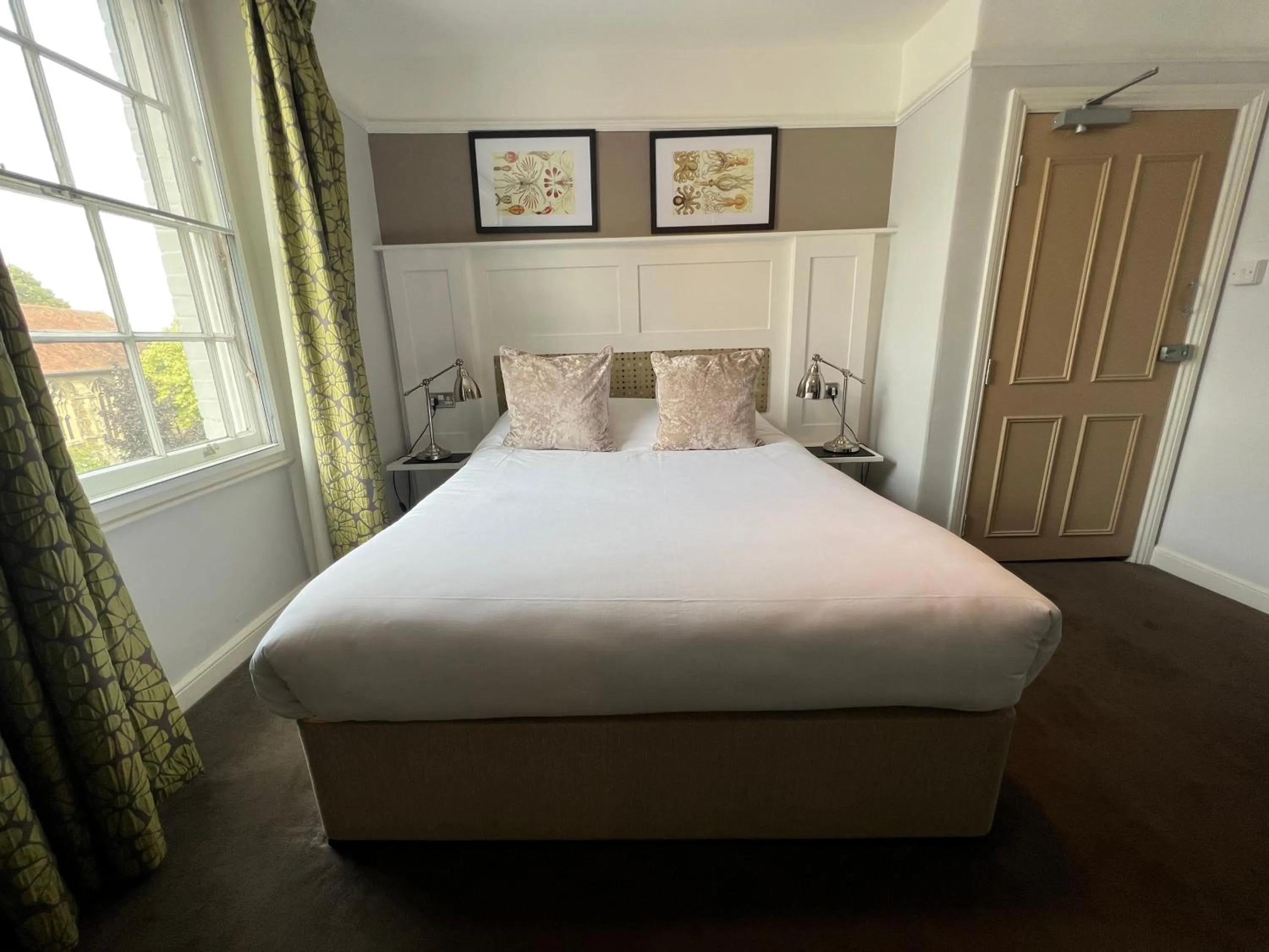 Bedroom, Bed in White Horse