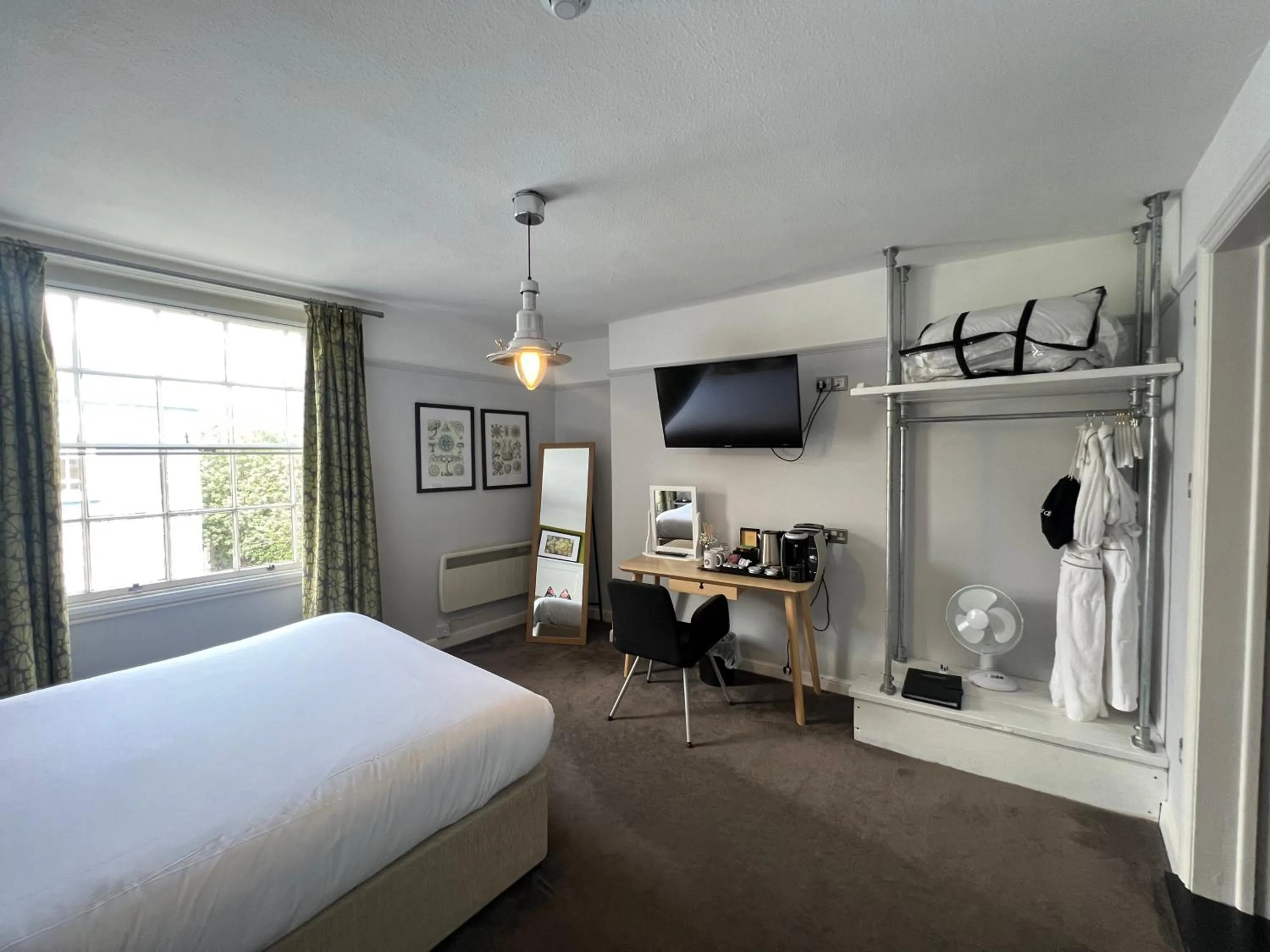 Bedroom, Bed in White Horse