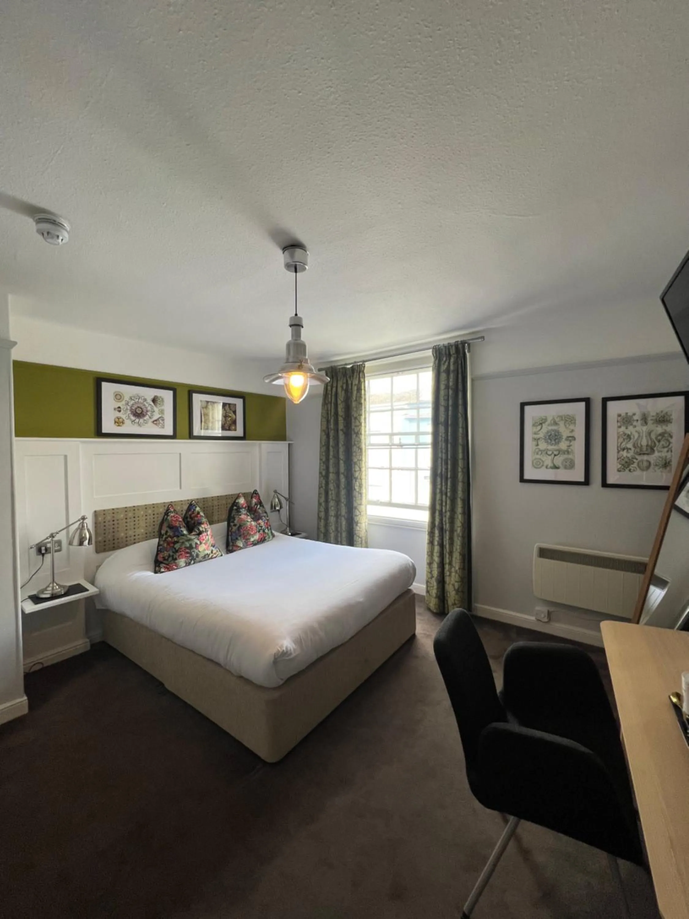 Bedroom, Bed in White Horse