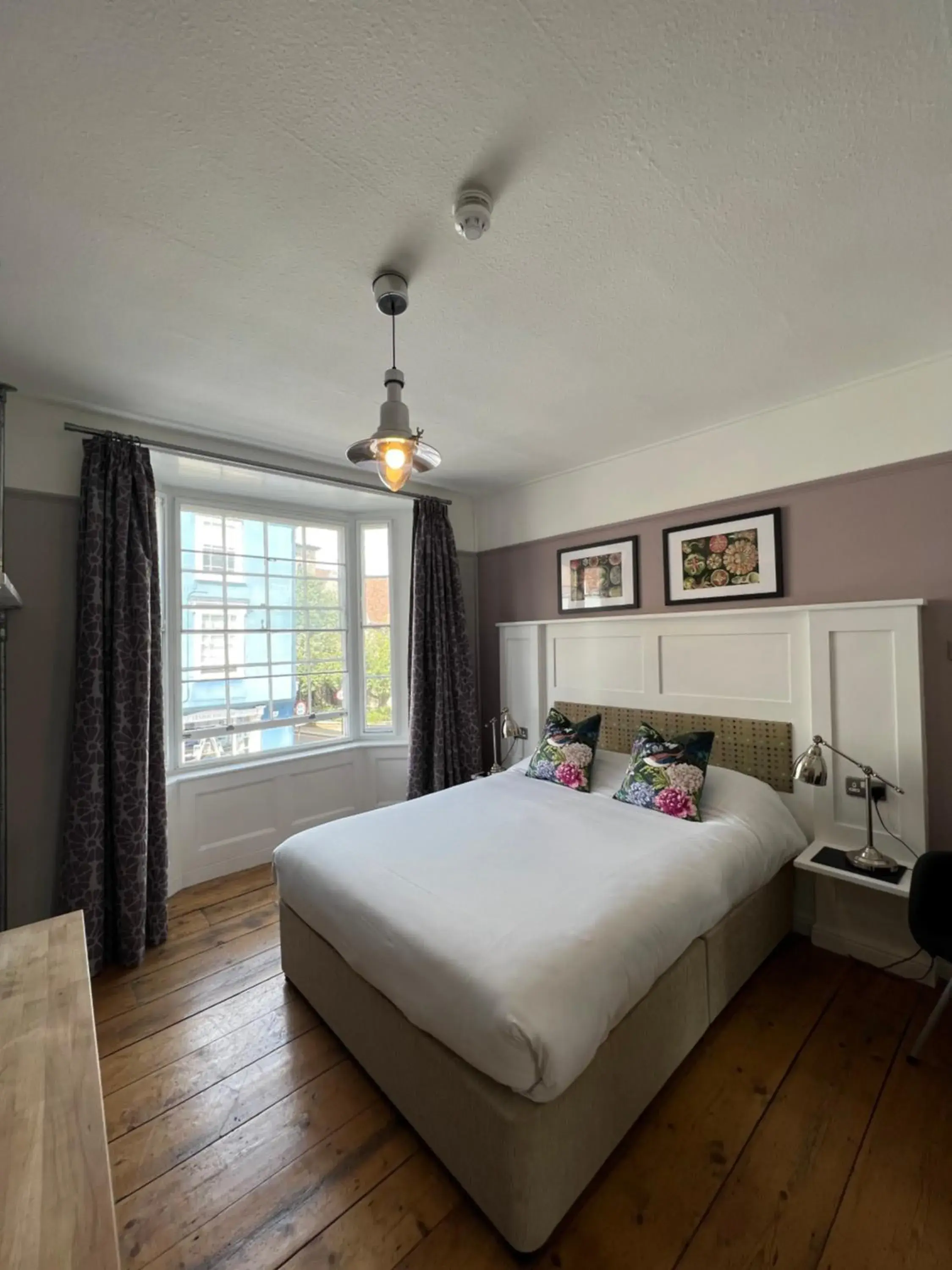 Large Double Room in White Horse Large Double Room in White Horse