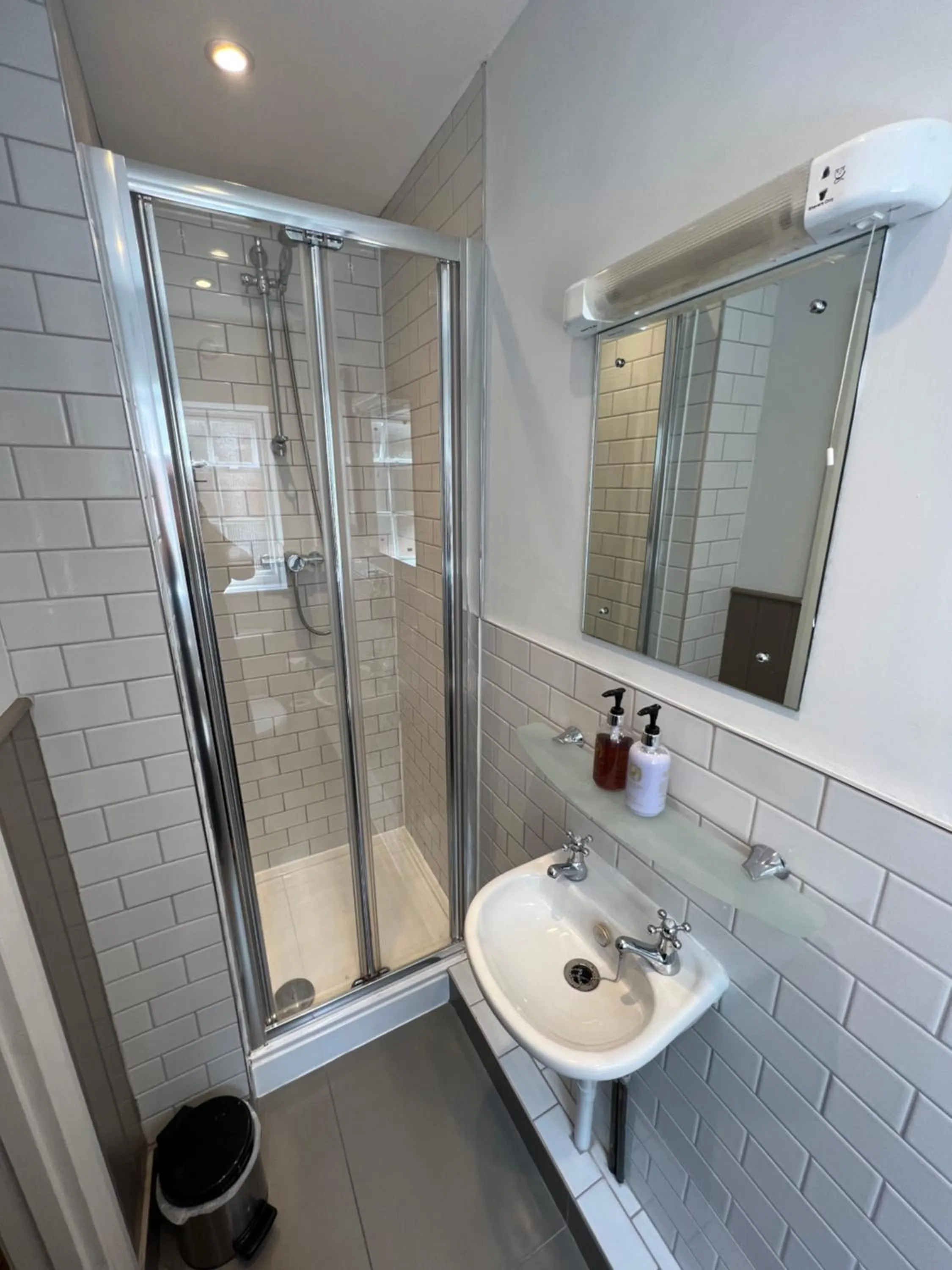 Shower in White Horse