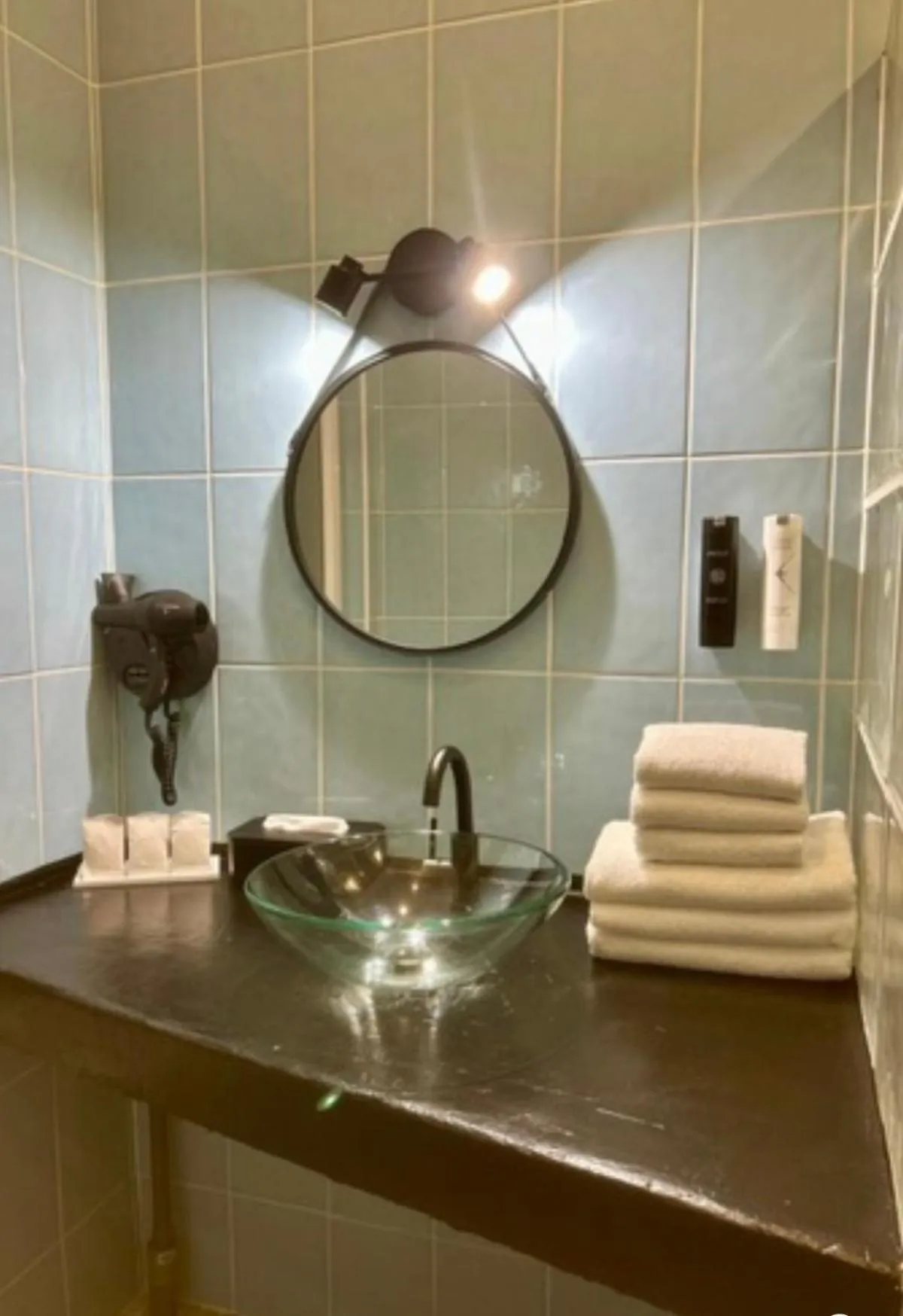 Bathroom in Hôtel Le Dormeur du Val