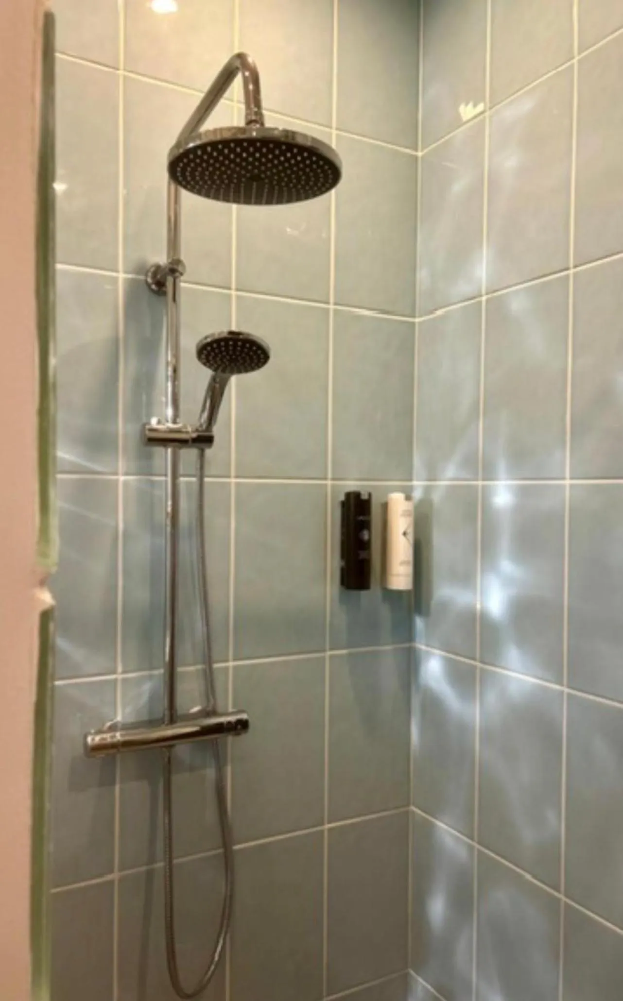 Shower in Hôtel Le Dormeur du Val