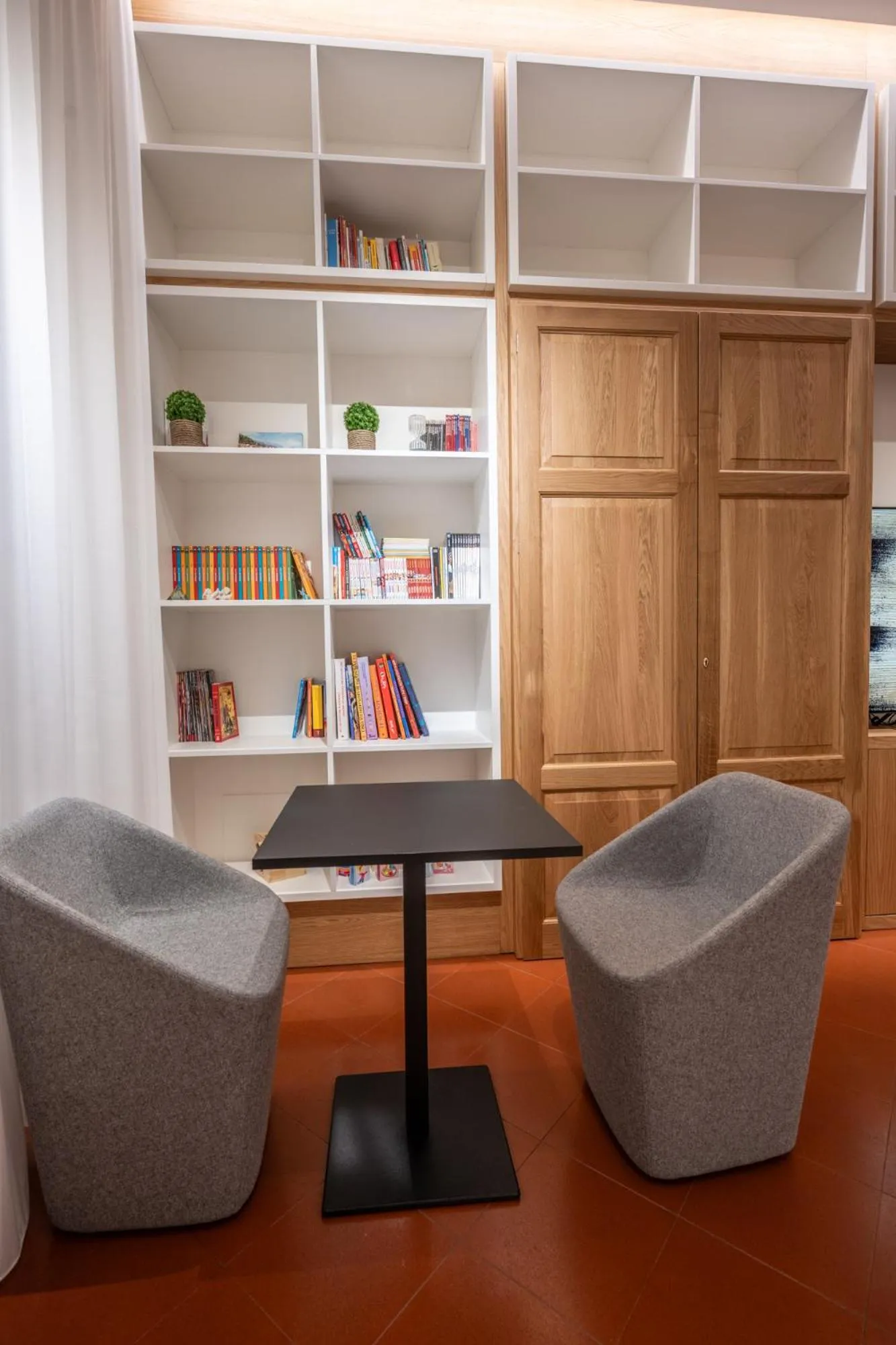 Library in Hotel Moderno