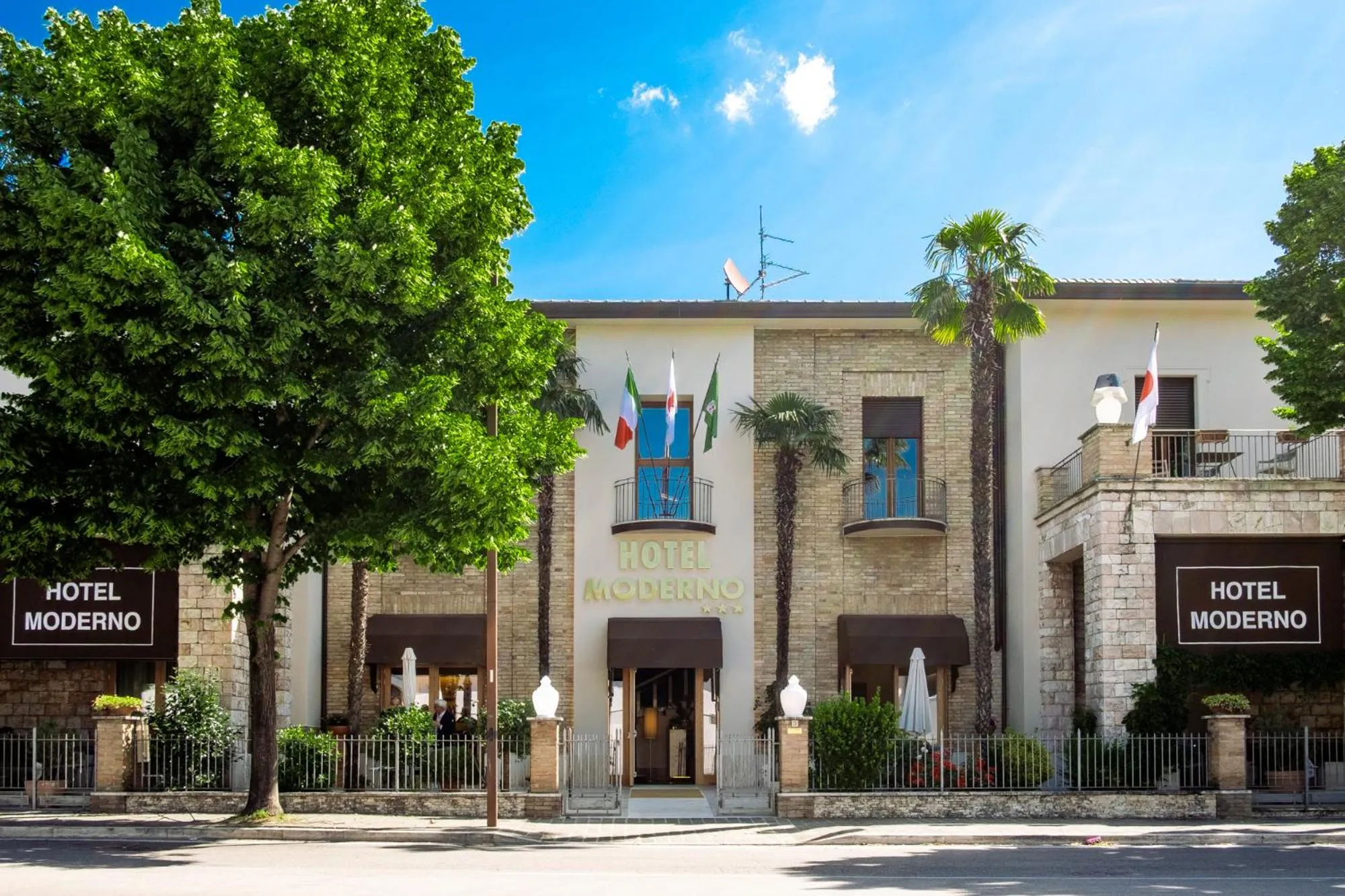 Property building in Hotel Moderno