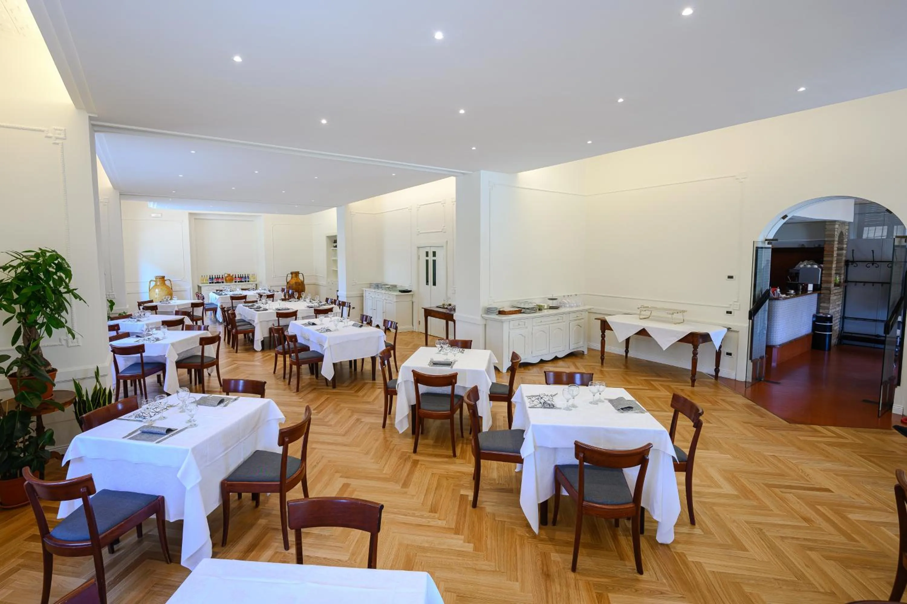 Restaurant/places to eat in Hotel Moderno
