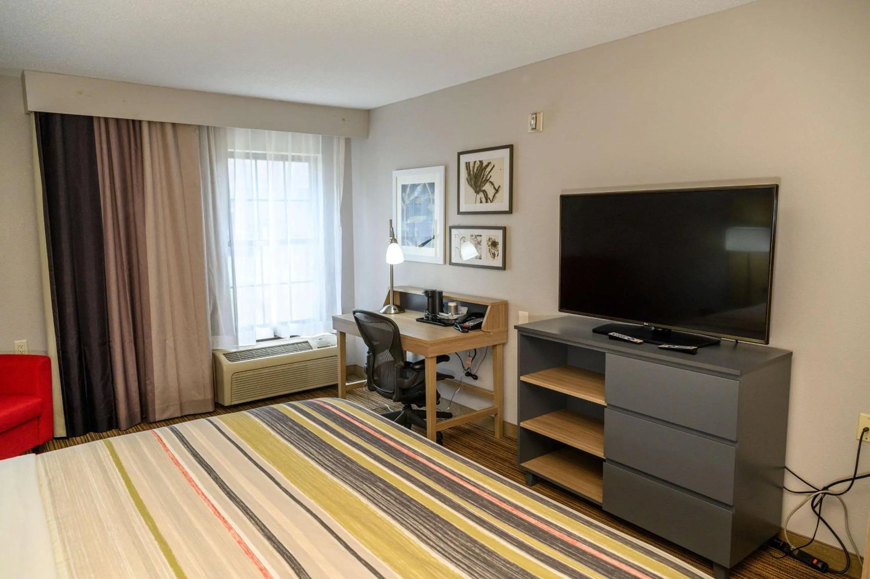 Bedroom, Bed in Country Inn & Suites by Radisson, Greenfield, IN