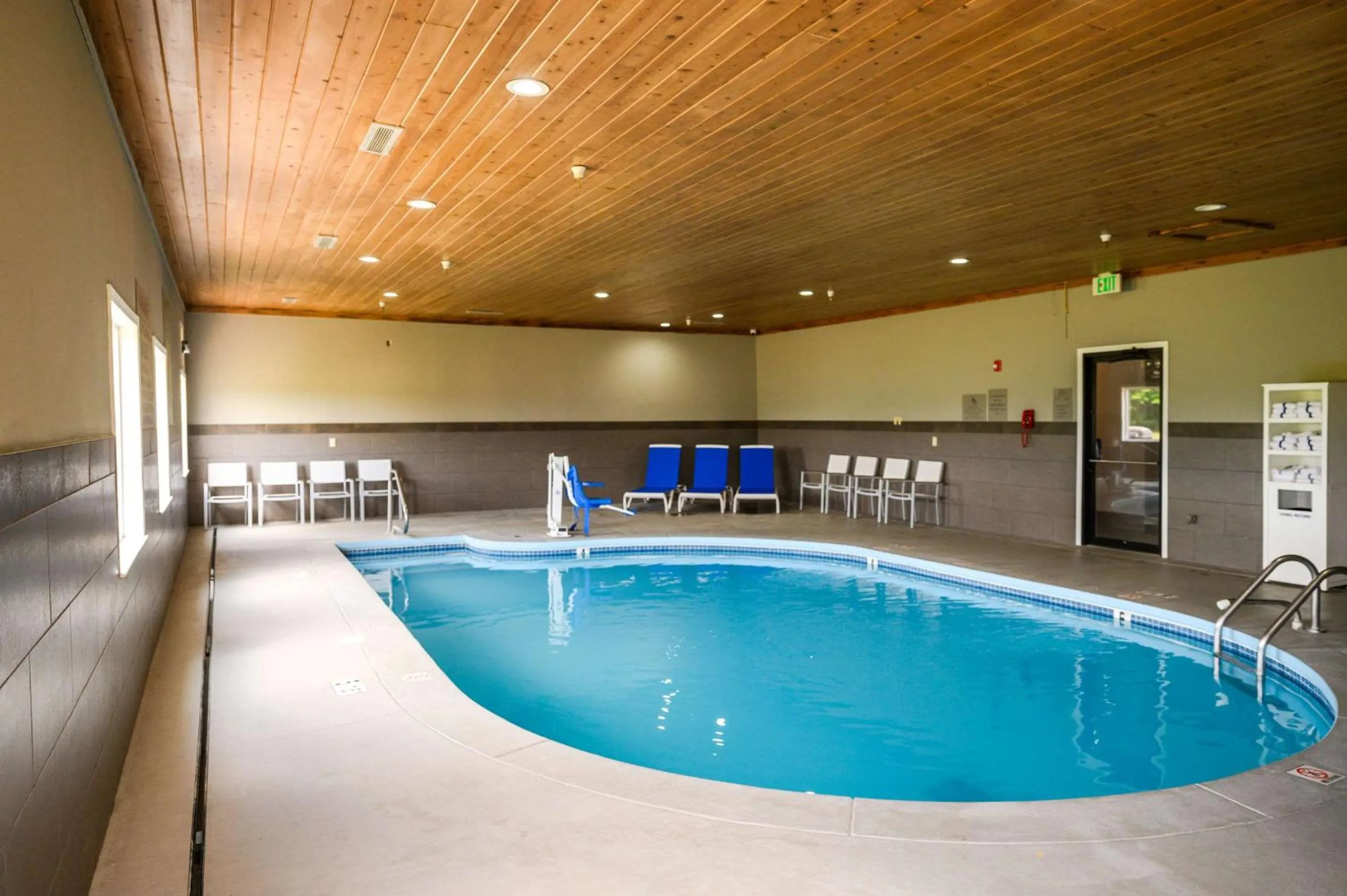Swimming pool in Country Inn & Suites by Radisson, Greenfield, IN
