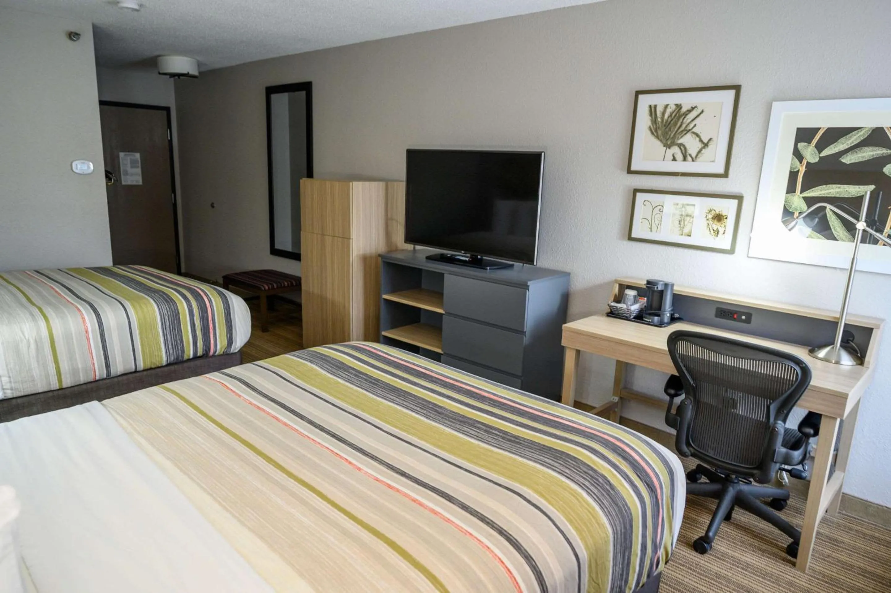Bedroom, Bed in Country Inn & Suites by Radisson, Greenfield, IN