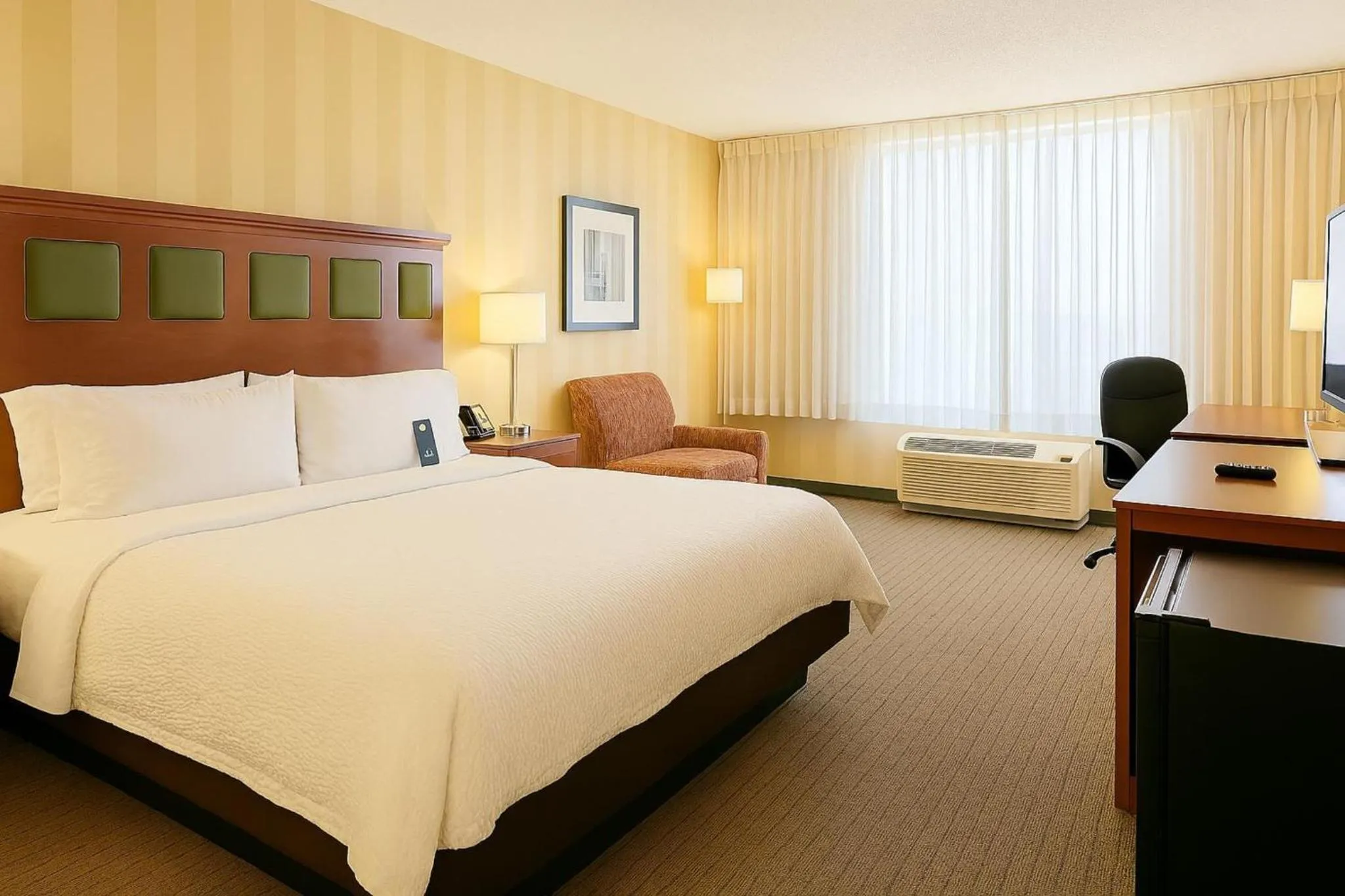 Photo of the whole room, Bed in Holiday Inn Sacramento Downtown-Arena by IHG