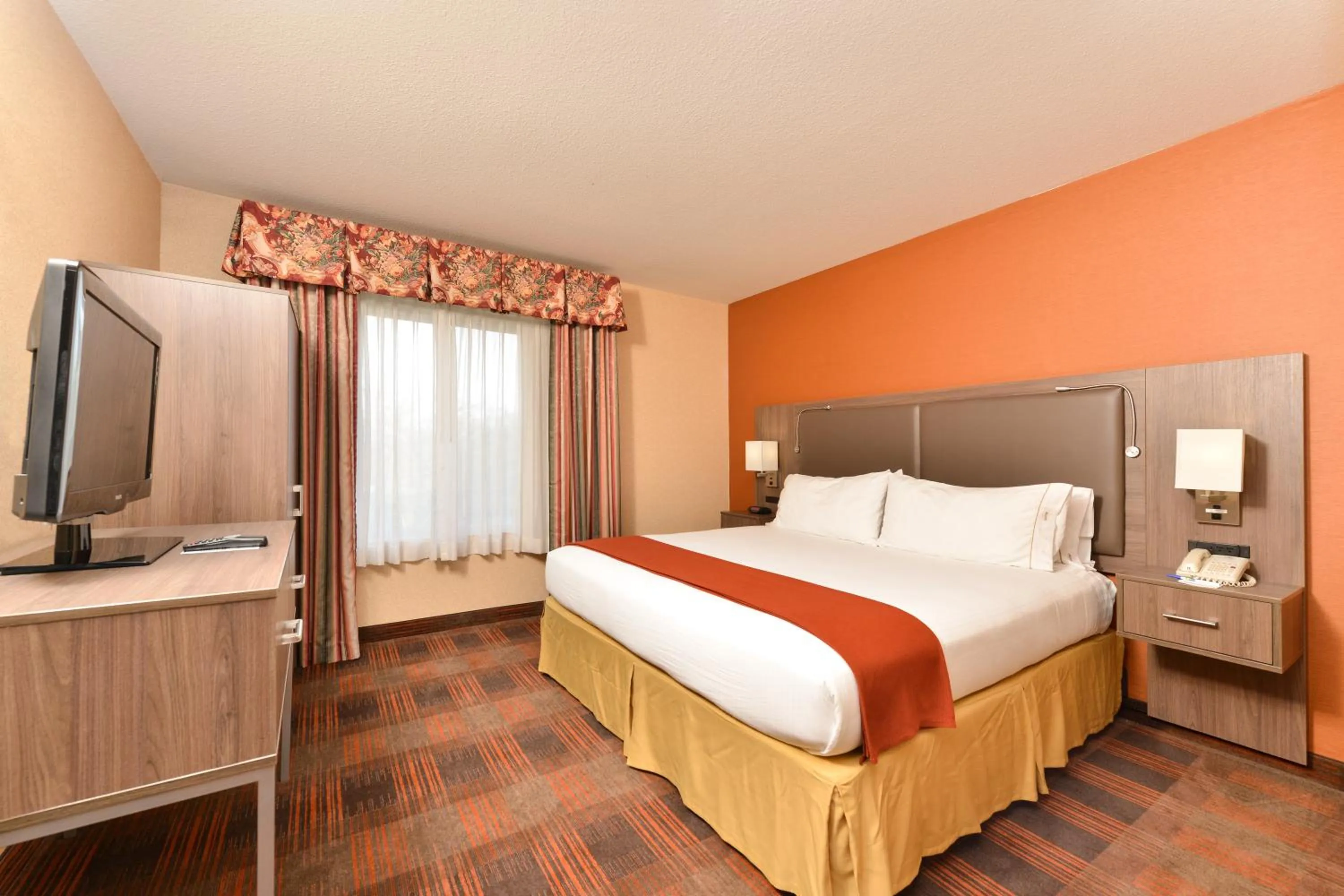Bed in HOLIDAY INN EXPRESS & SUITES ELK GROVE CENTRAL - HWY 99 by IHG