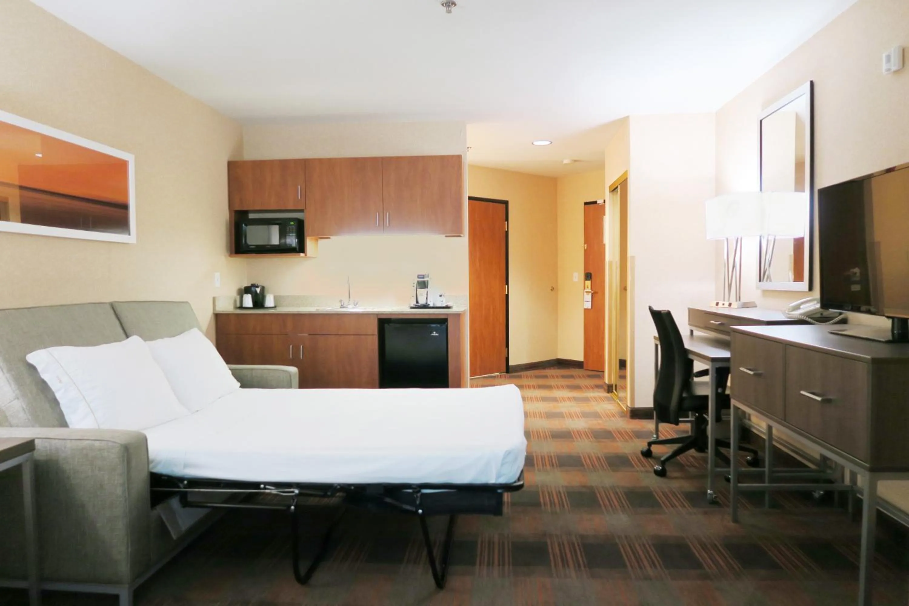 Photo of the whole room, Bed in HOLIDAY INN EXPRESS & SUITES ELK GROVE CENTRAL - HWY 99 by IHG