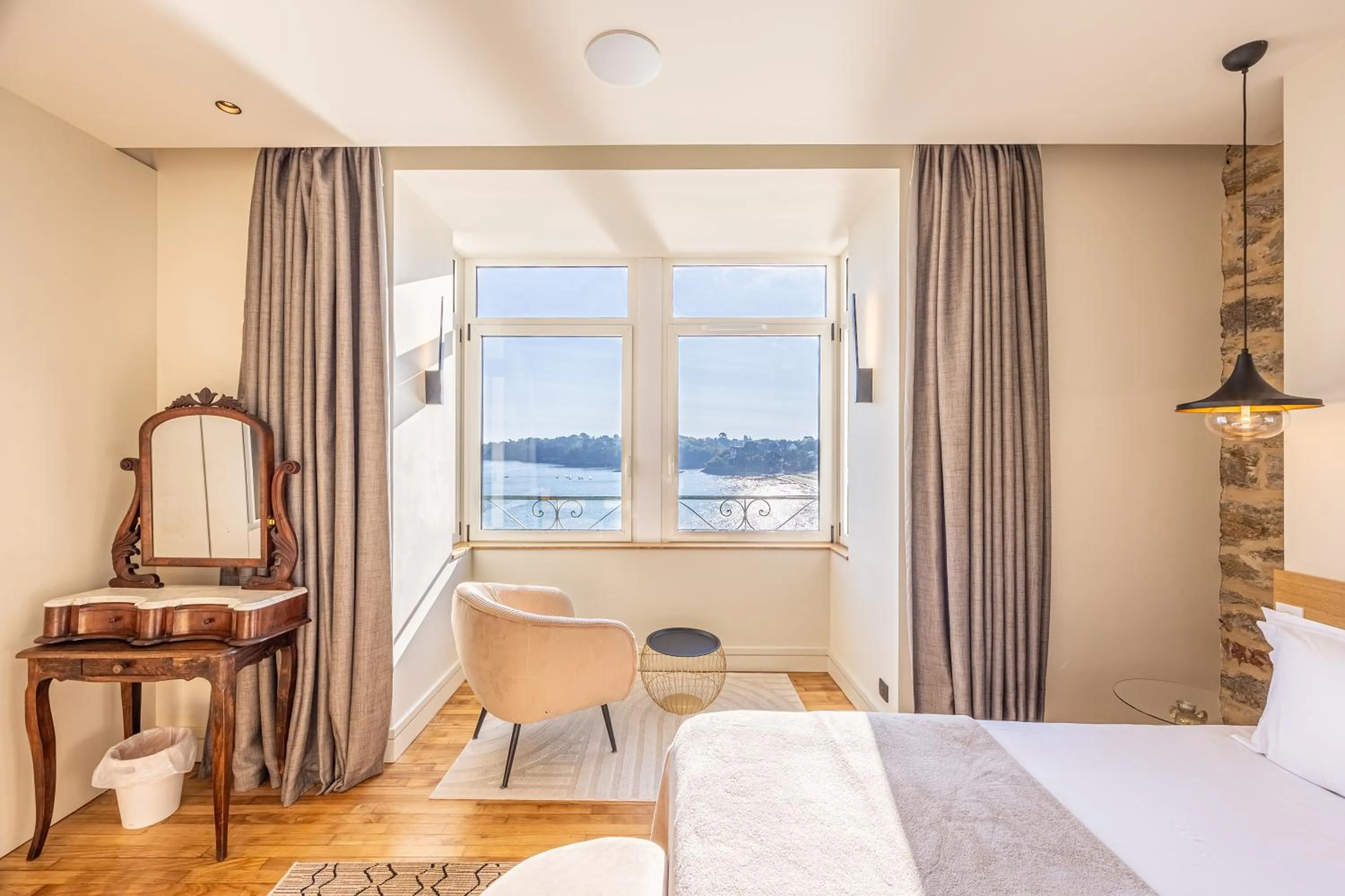 Bed in Restaurant Hotel Didier Méril