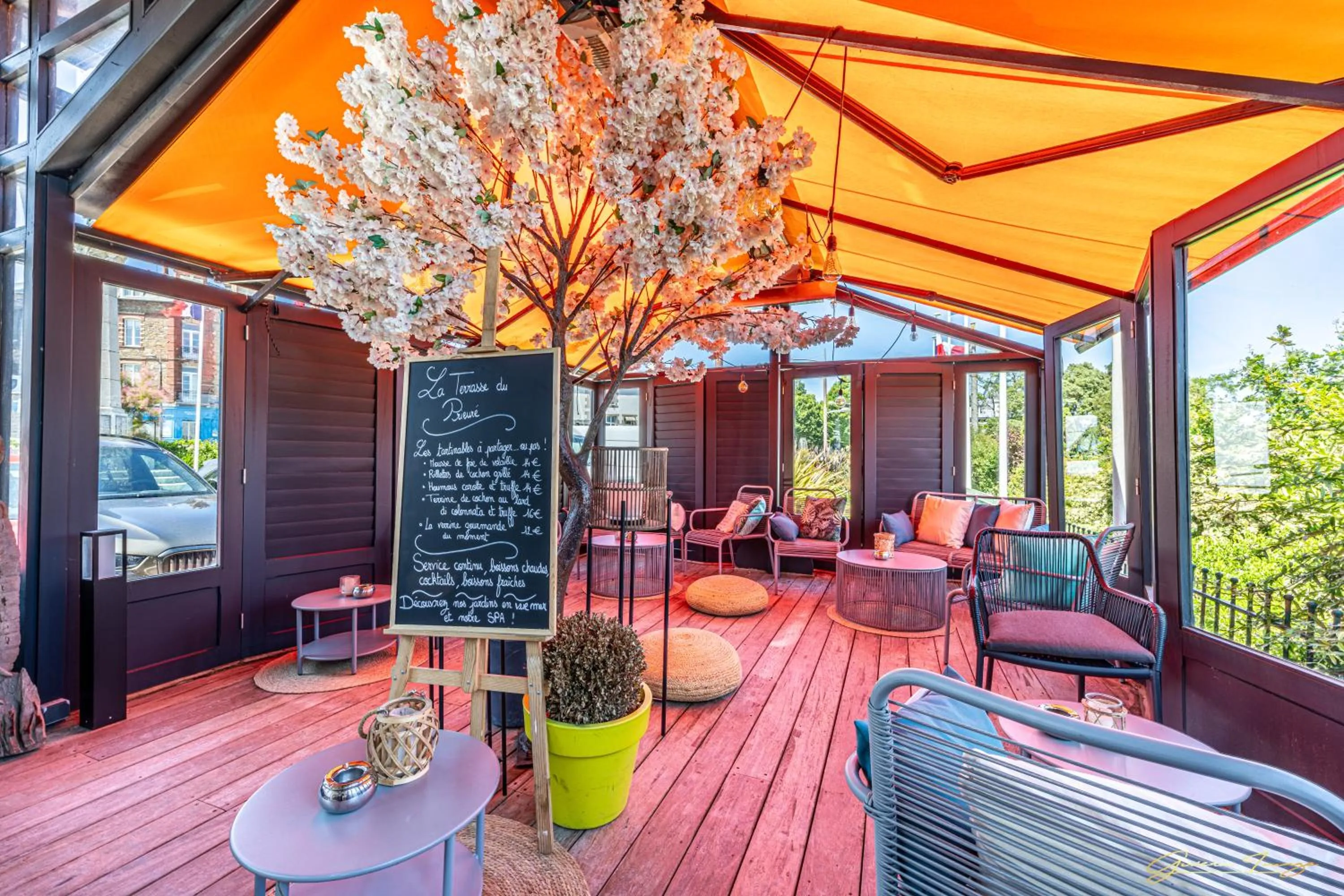 Patio in Restaurant Hotel Didier Méril