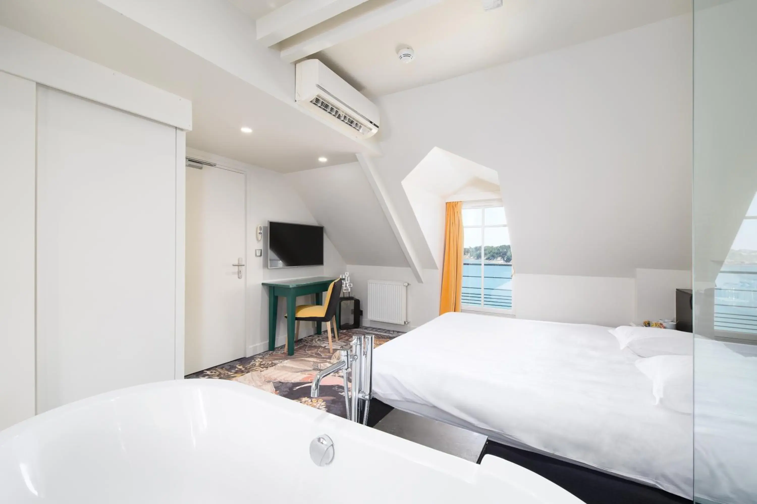 Superior Double Room with Bath and Sea View in Restaurant Hotel Didier Méril Superior Double Room with Bath and Sea View in Restaurant Hotel Didier Méril