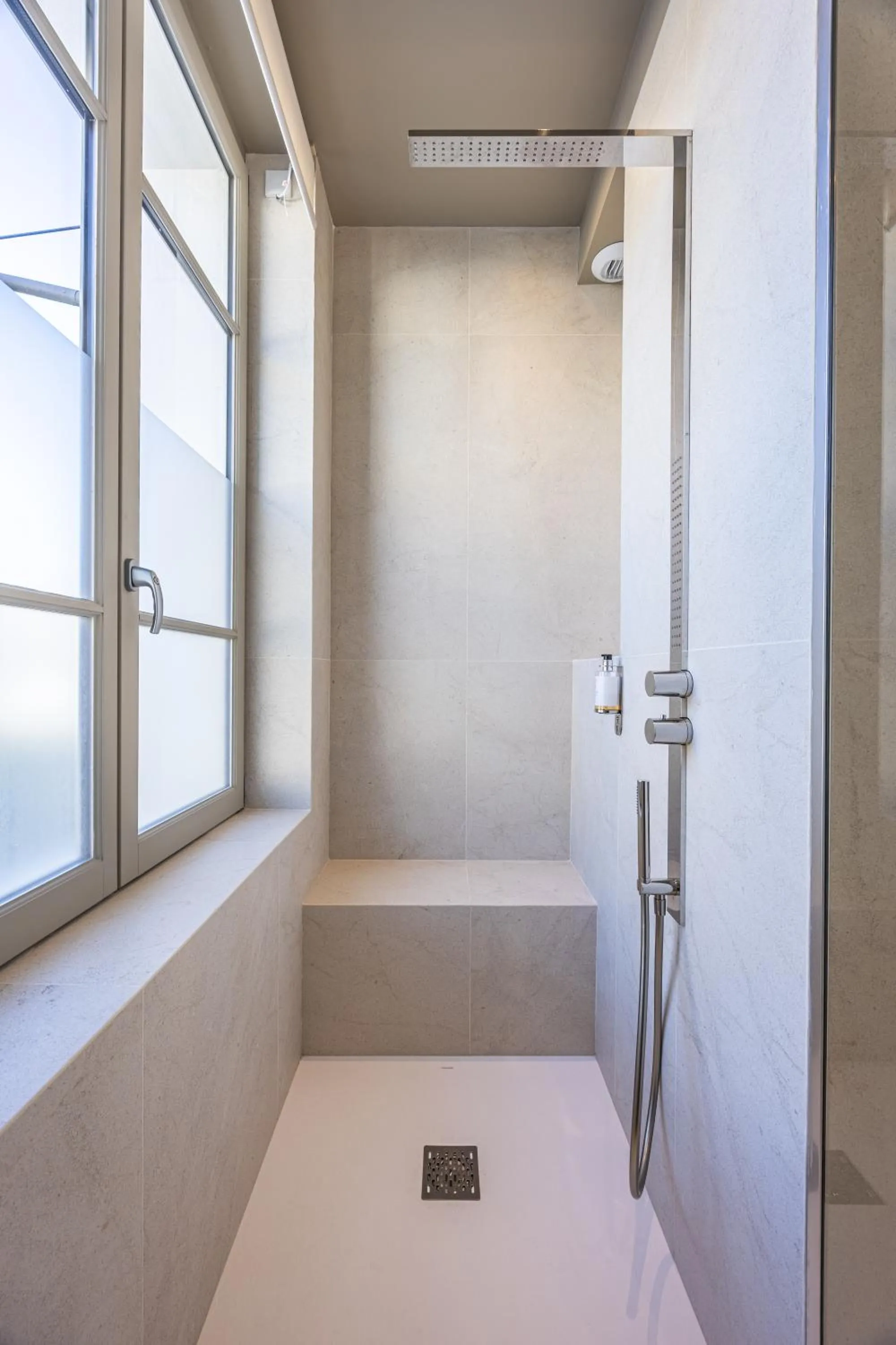 Shower, Bed in Restaurant Hotel Didier Méril