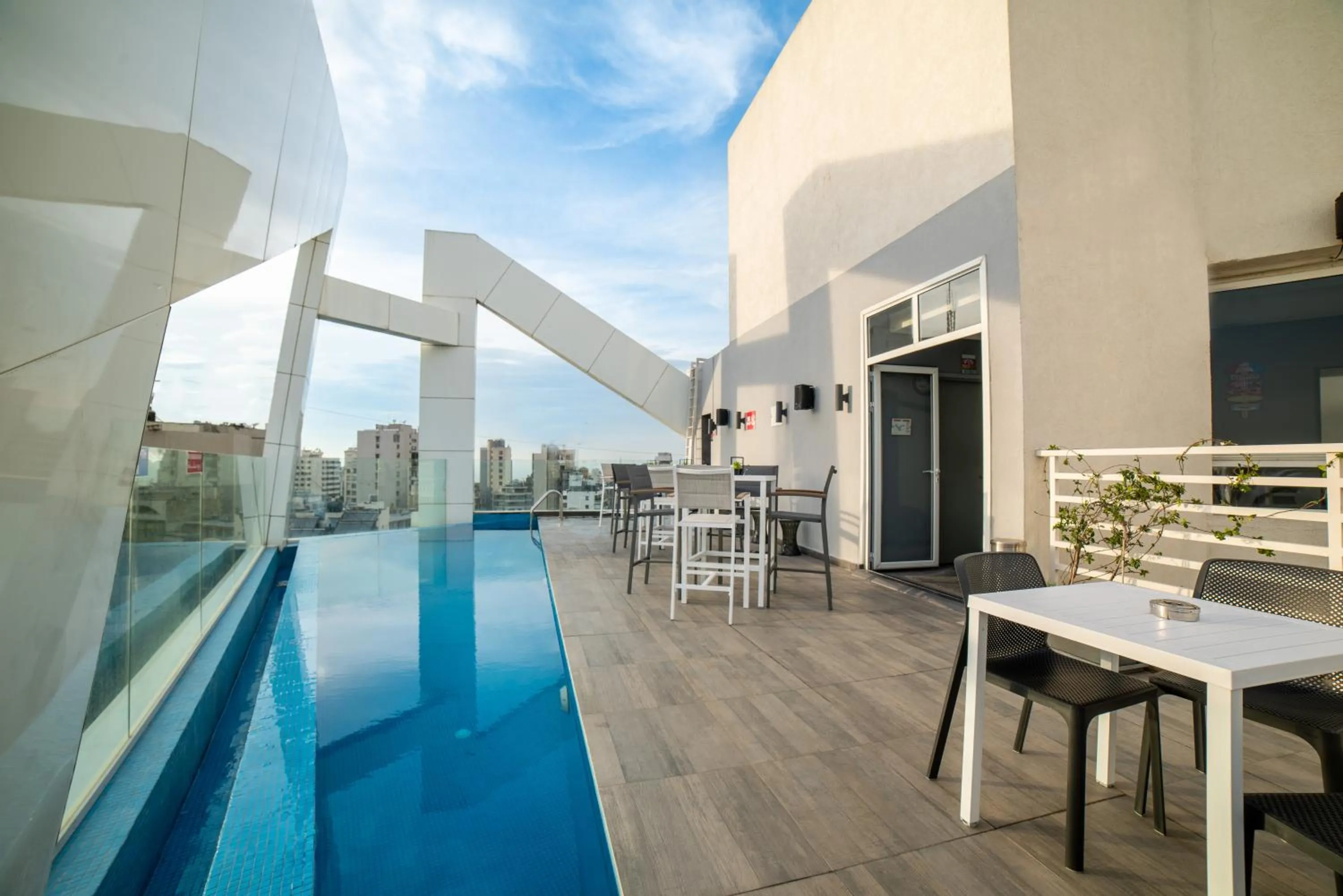 Swimming pool in Royal Tulip Achrafieh