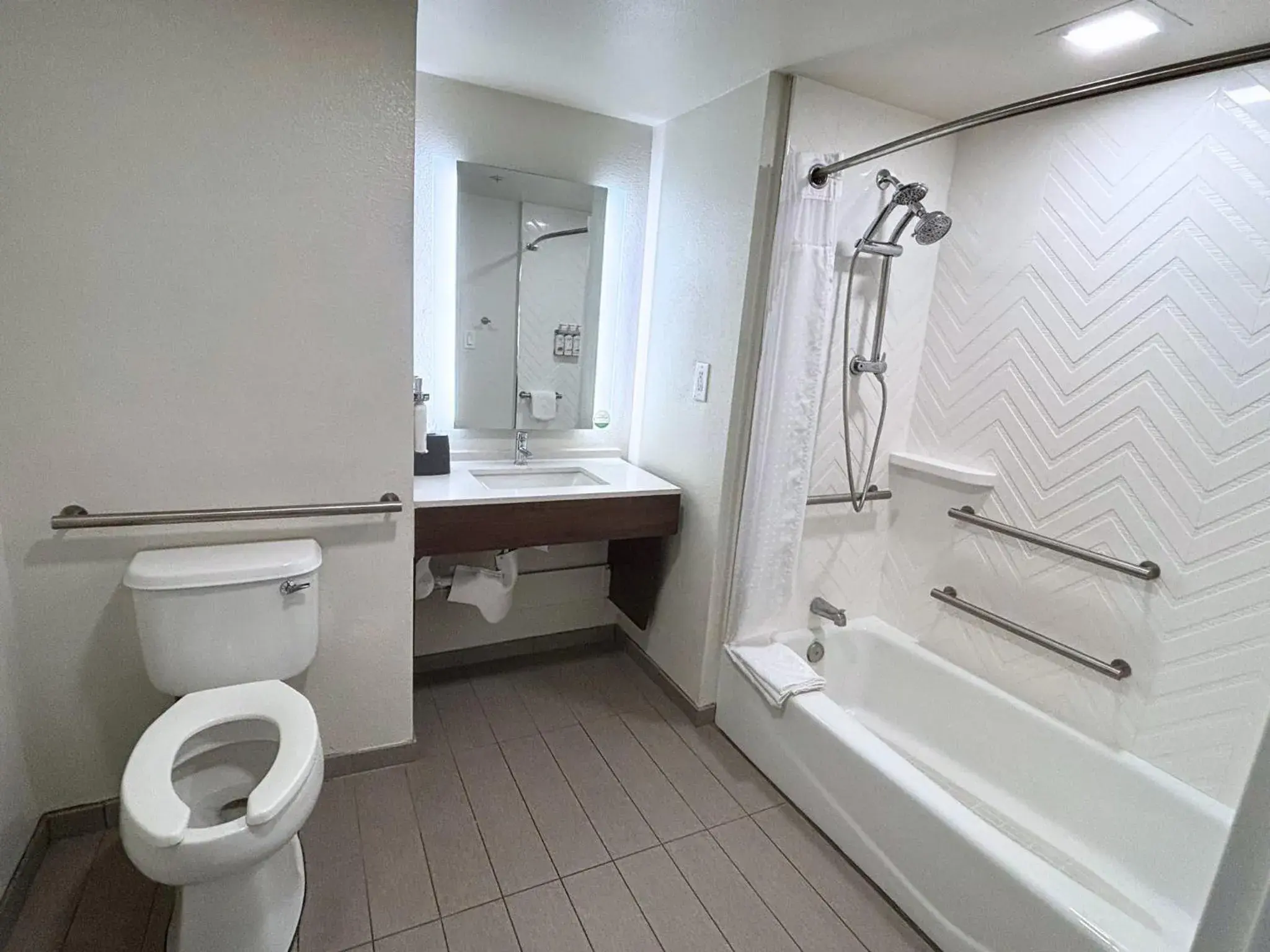 Standard Queen Room with Two Queen Beds and Mobility Accessible Tub in Holiday Inn Hotel & Suites - Orange Park - Wells Rd. Standard Queen Room with Two Queen Beds and Mobility Accessible Tub in Holiday Inn Hotel & Suites - Orange Park - Wells Rd.