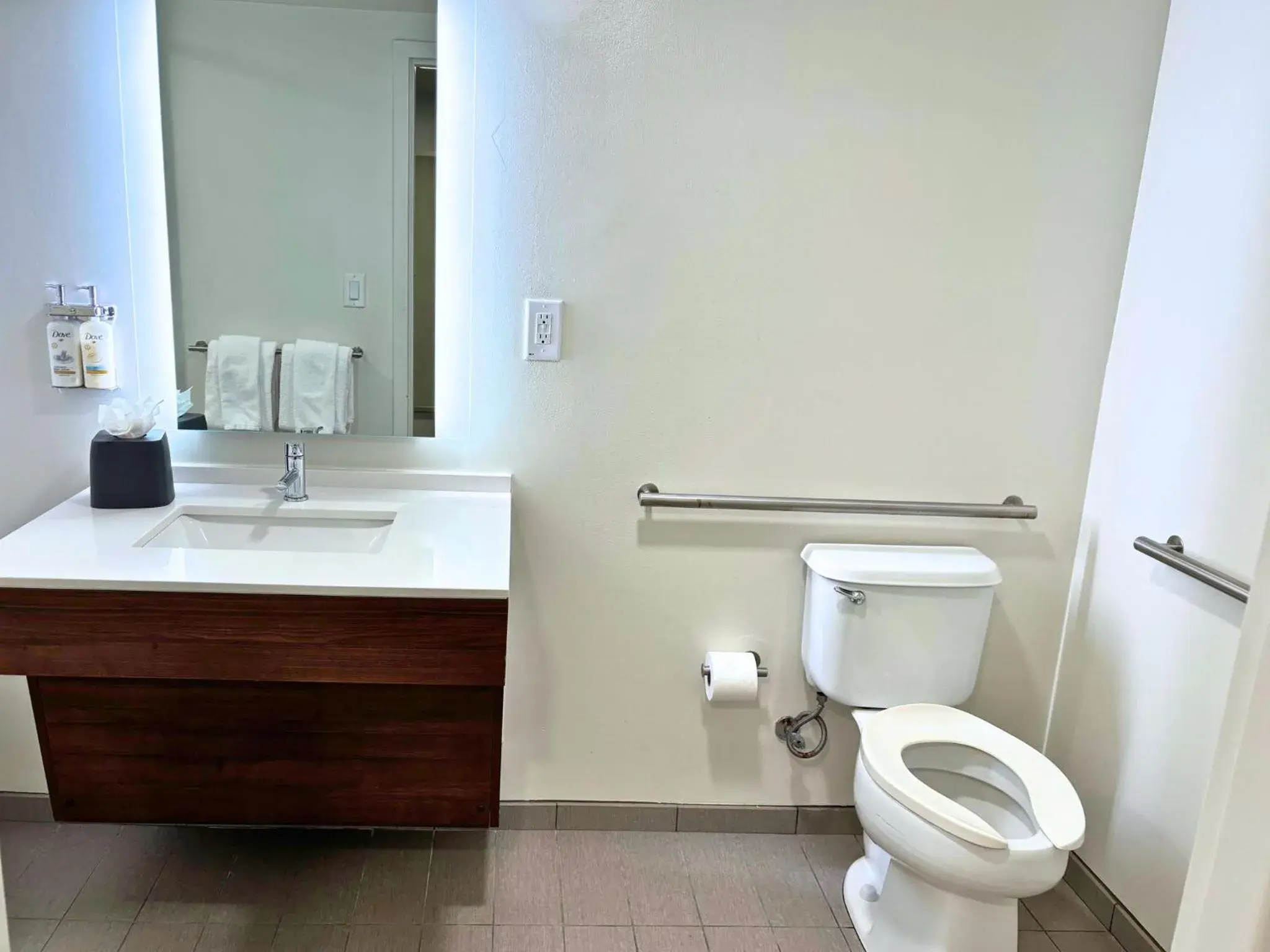 Standard King Room with Mobility Accessible Tub in Holiday Inn Hotel & Suites - Orange Park - Wells Rd. Standard King Room with Mobility Accessible Tub in Holiday Inn Hotel & Suites - Orange Park - Wells Rd.