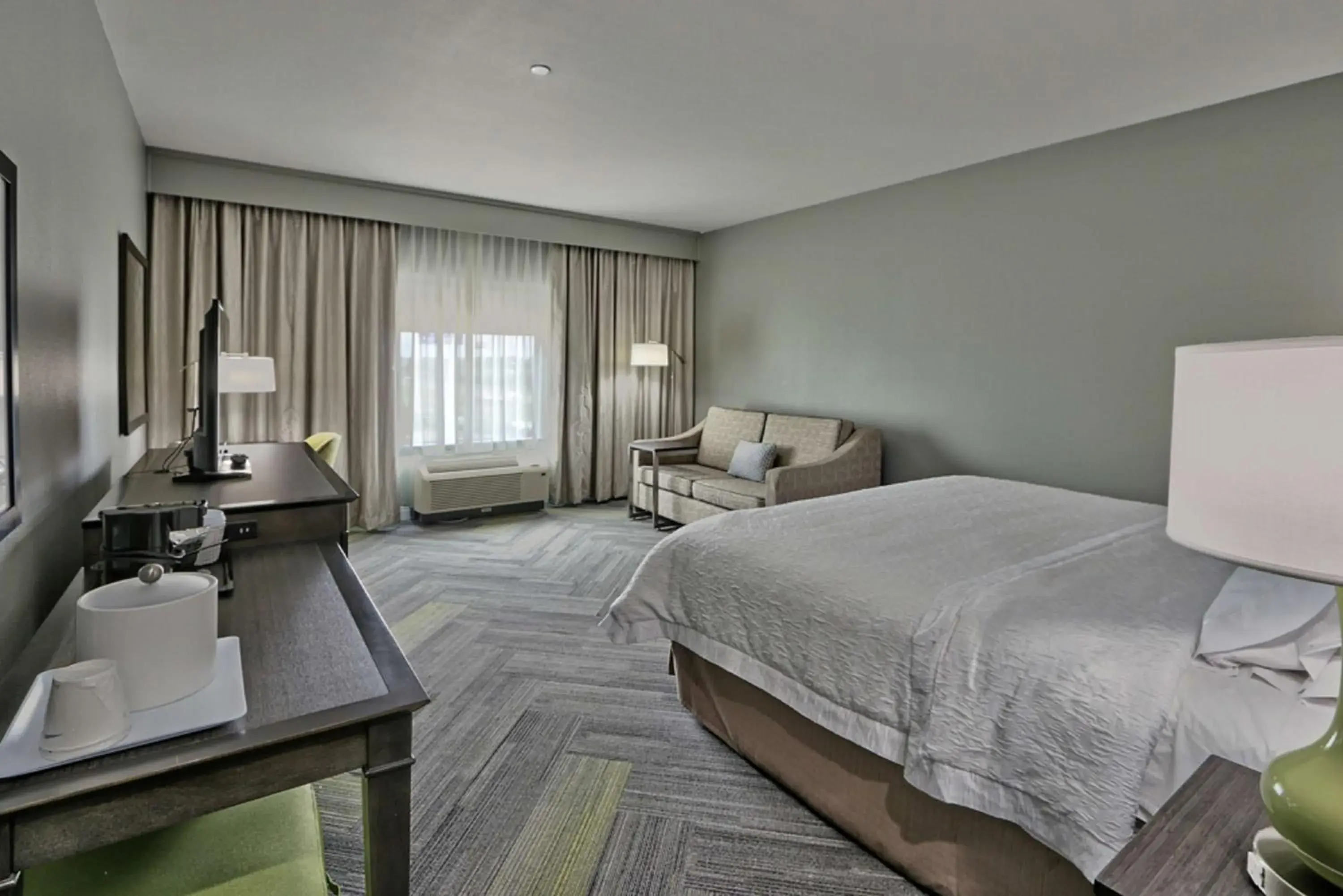 Bedroom, Bed in Hampton Inn & Suites Guthrie, OK Bedroom, Bed in Hampton Inn & Suites Guthrie, OK