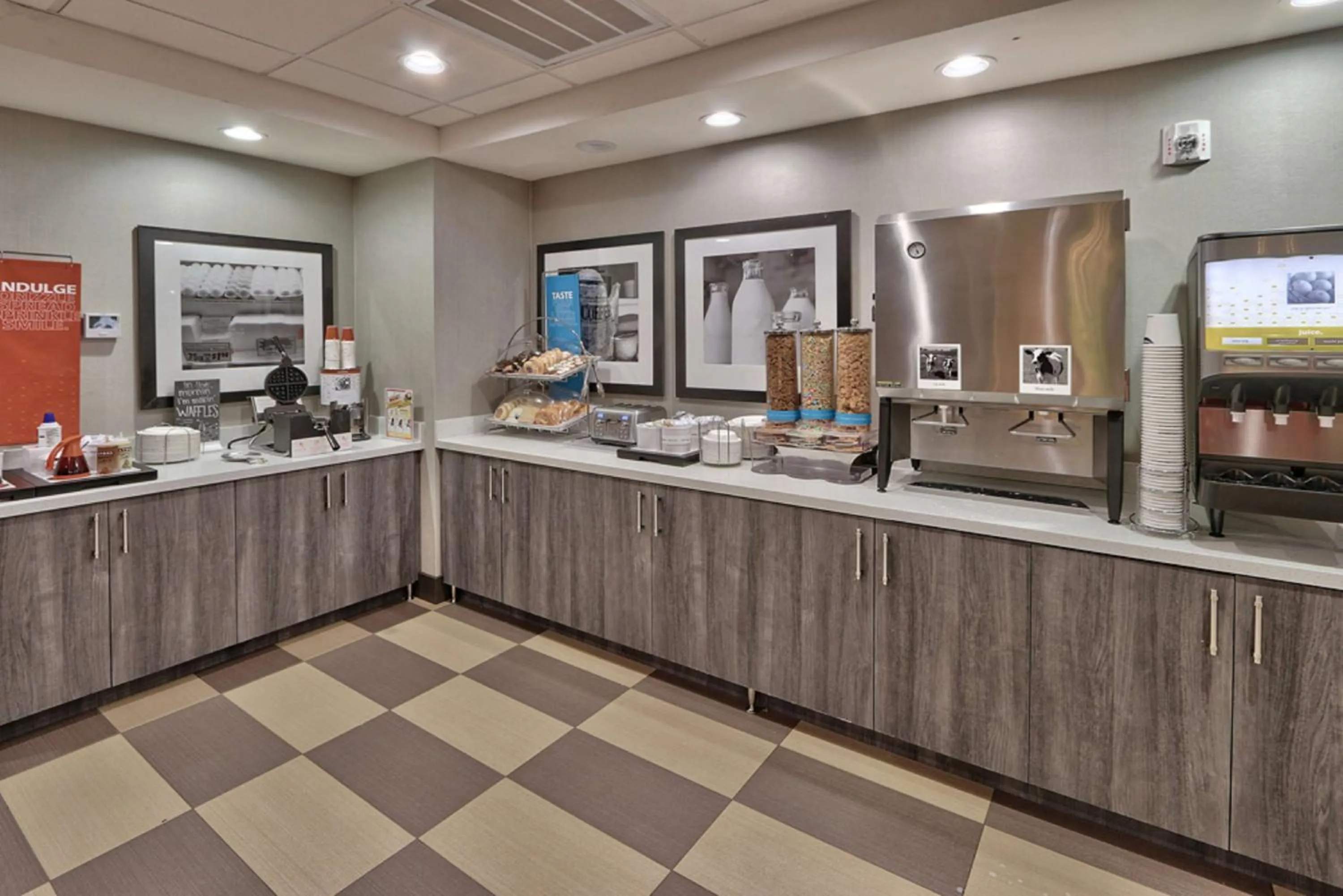 Dining area in Hampton Inn & Suites Guthrie, OK
