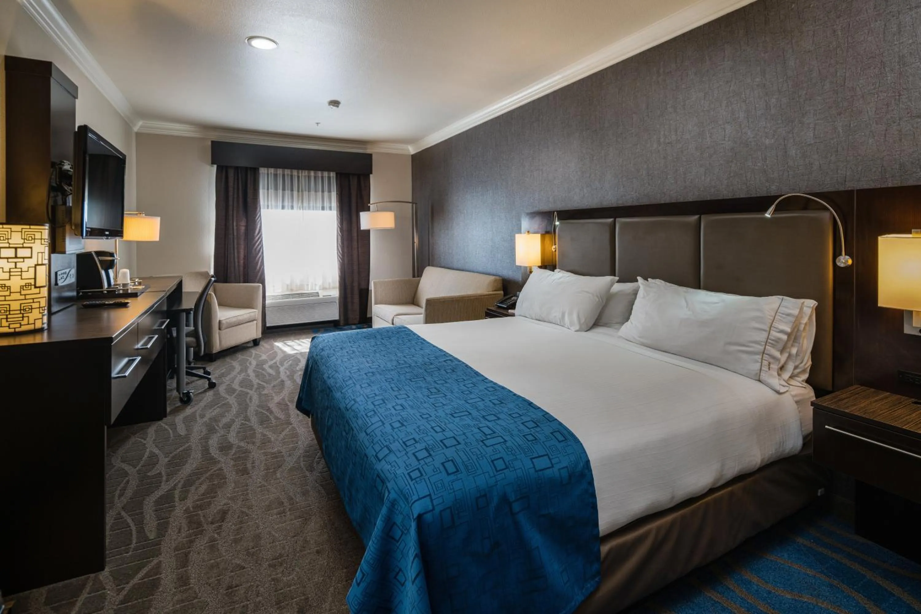 Photo of the whole room, Bed in Holiday Inn Express & Suites Santa Clara by IHG