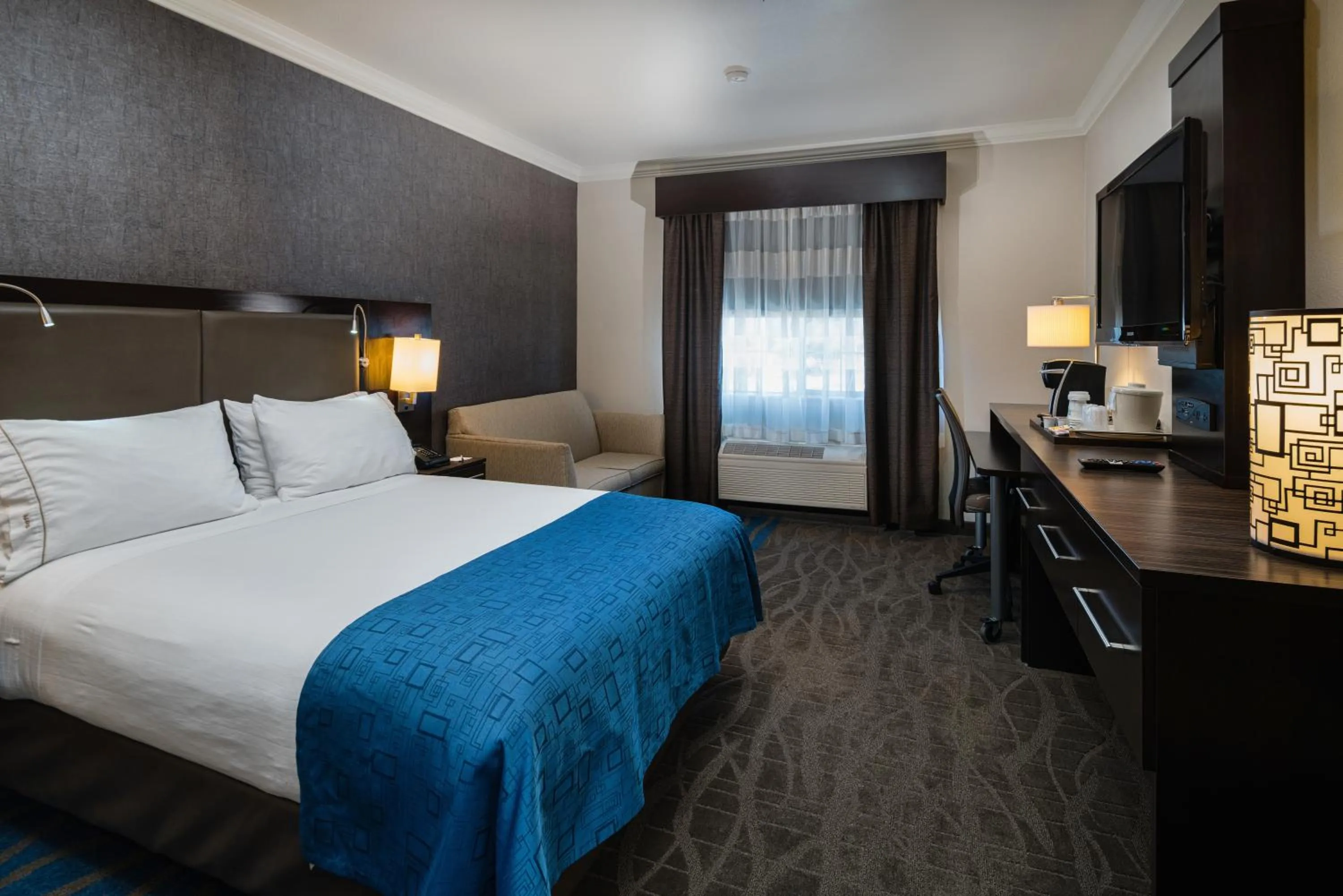 Bed in Holiday Inn Express & Suites Santa Clara by IHG