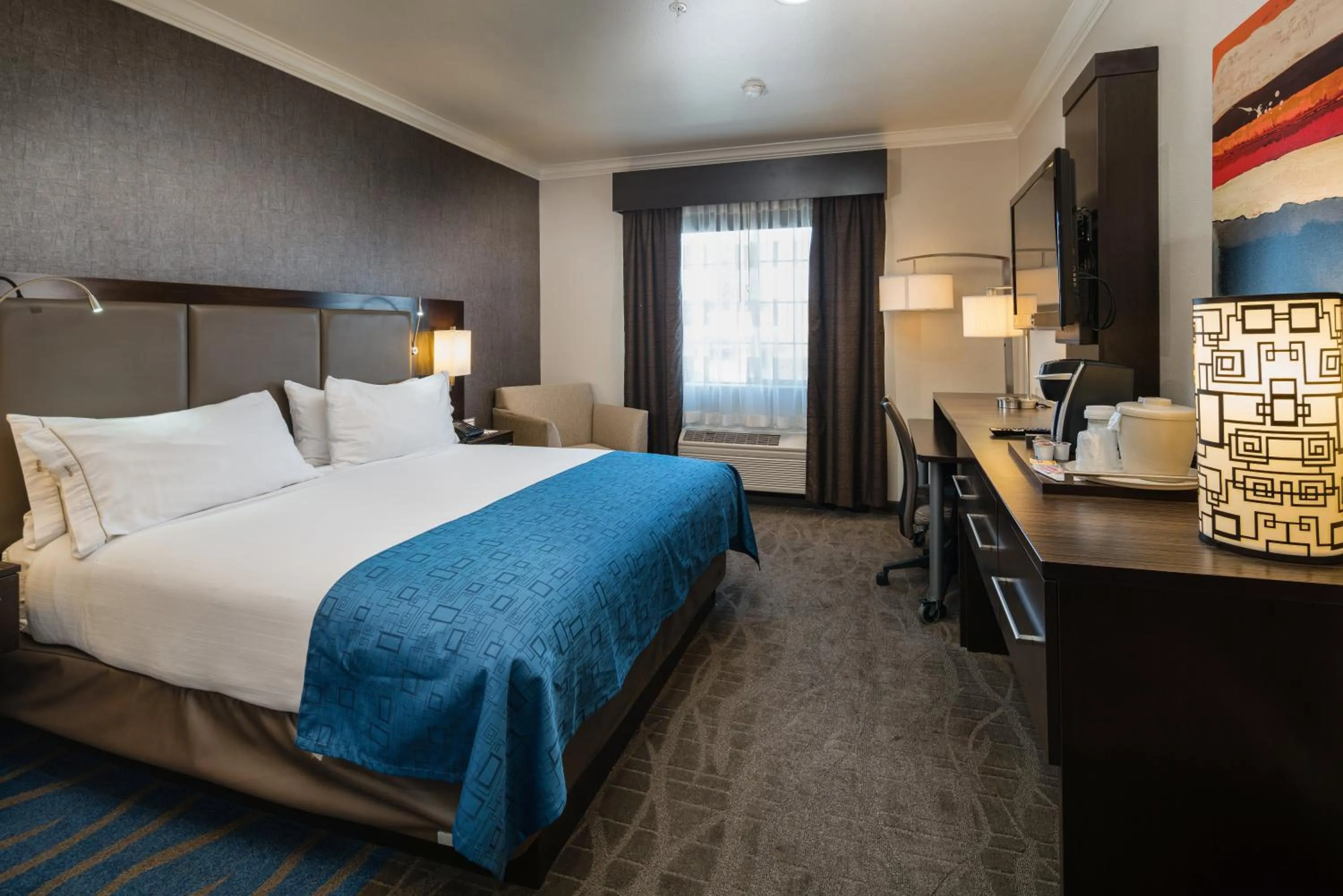Photo of the whole room, Bed in Holiday Inn Express & Suites Santa Clara by IHG