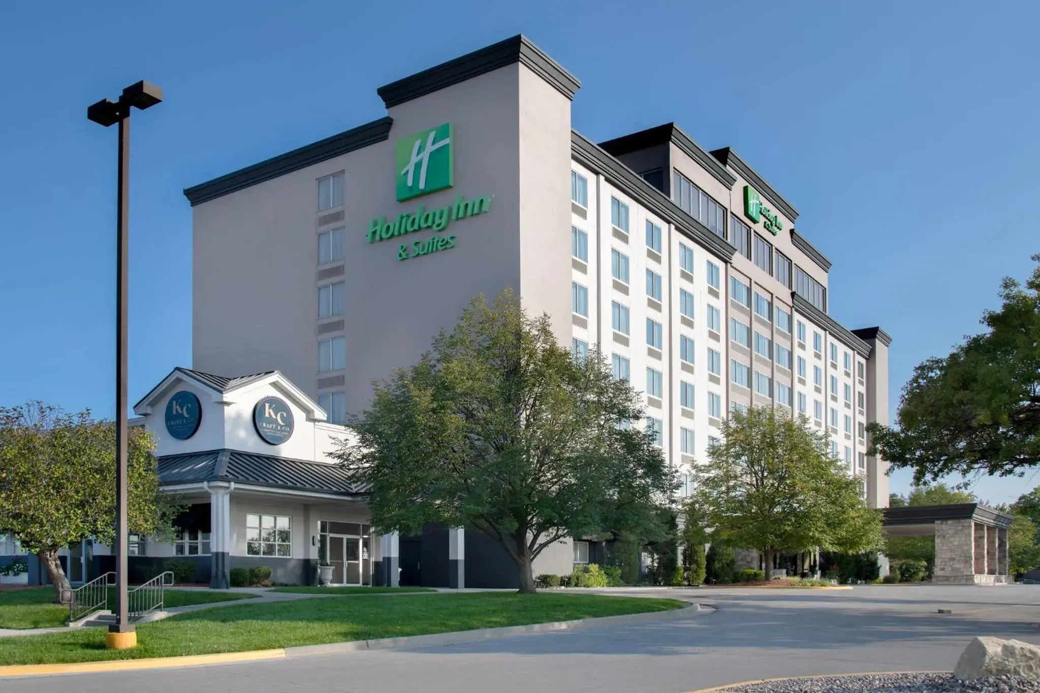Property building in Holiday Inn Hotel & Suites Overland Park-West by IHG Property building in Holiday Inn Hotel & Suites Overland Park-West by IHG