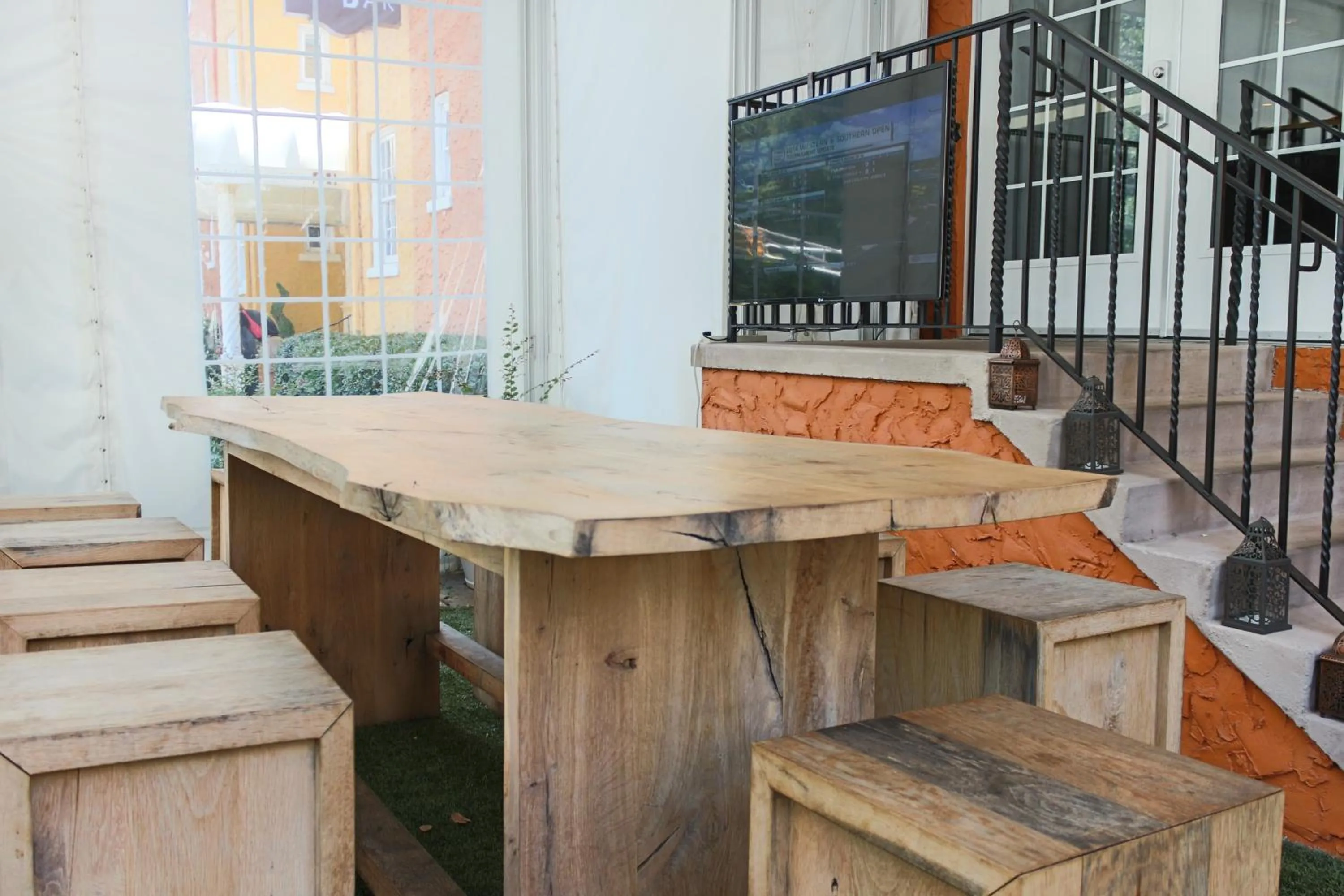 Communal lounge/ TV room in Artmore Hotel