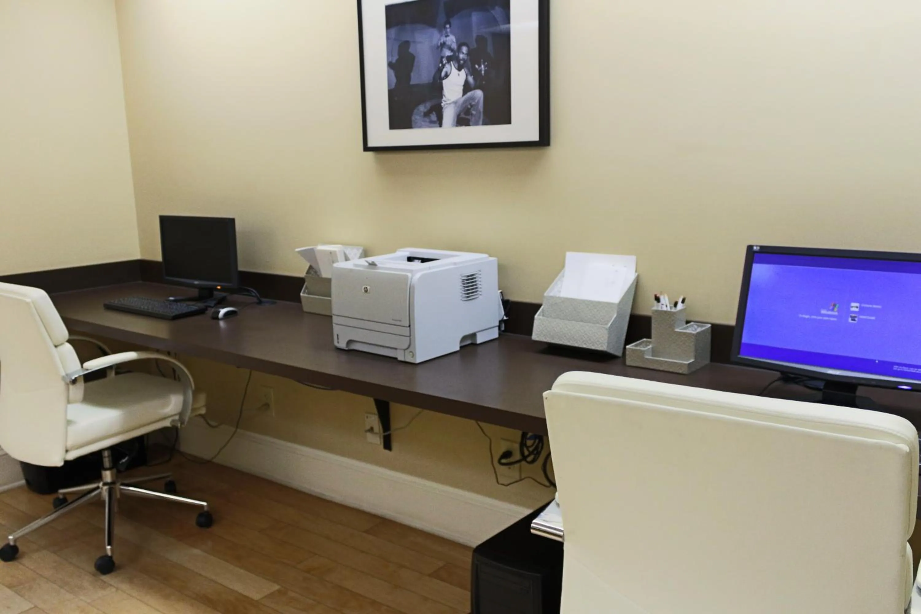 Business facilities, Business Area/Conference Room in Artmore Hotel