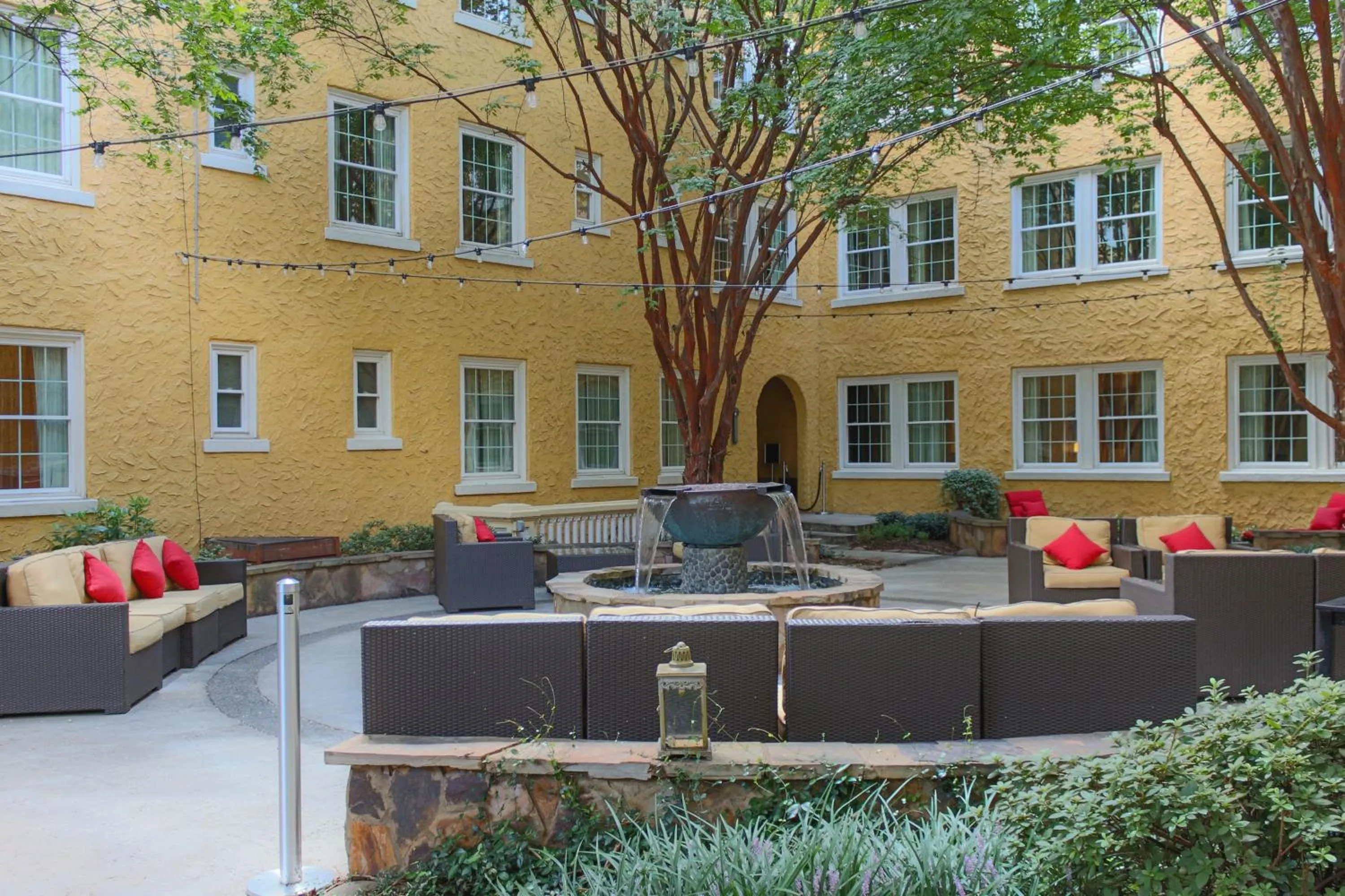 Facade/entrance in Artmore Hotel