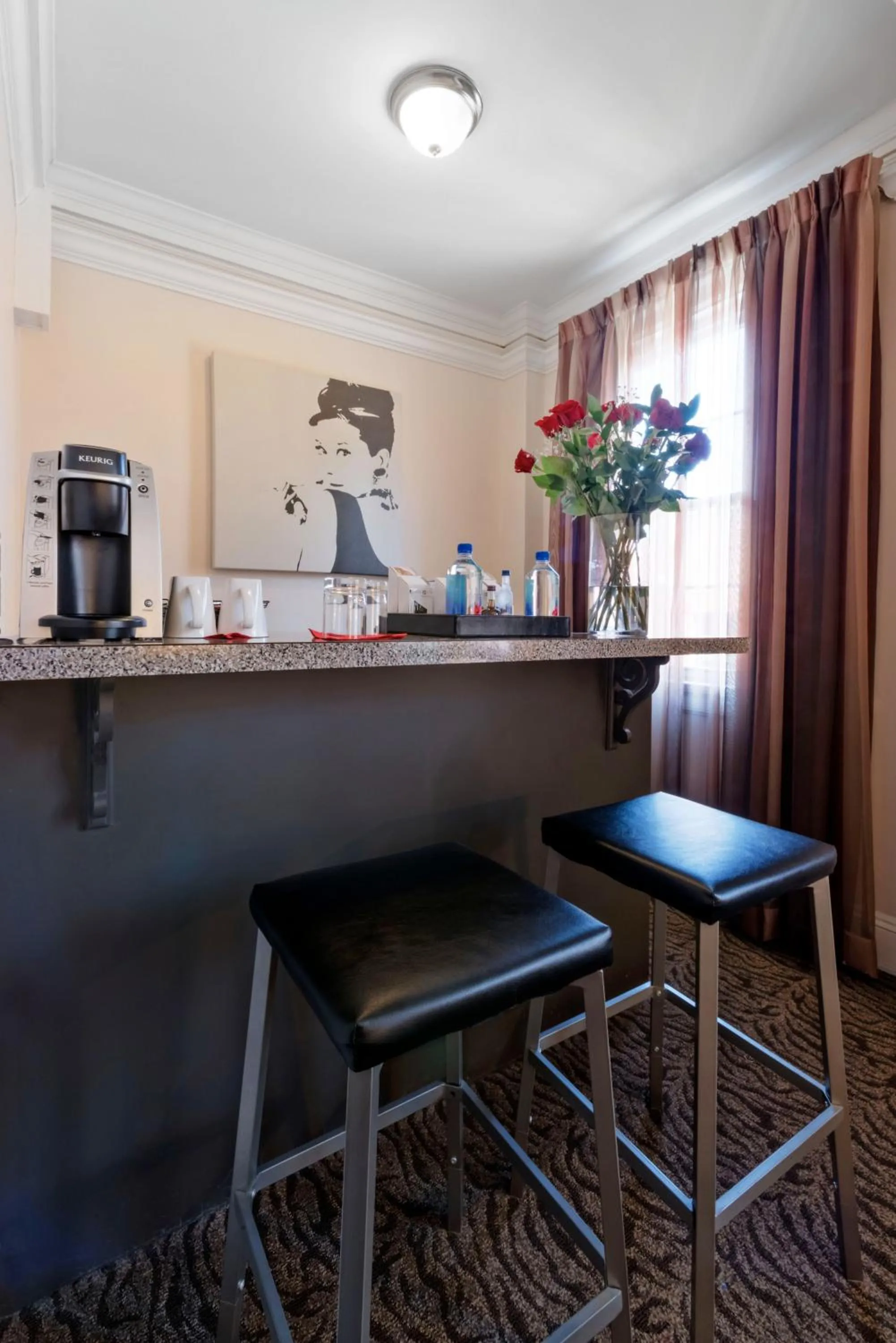 Kitchen or kitchenette in Artmore Hotel
