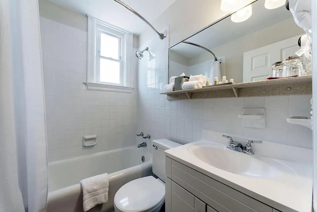 Bathroom in Artmore Hotel