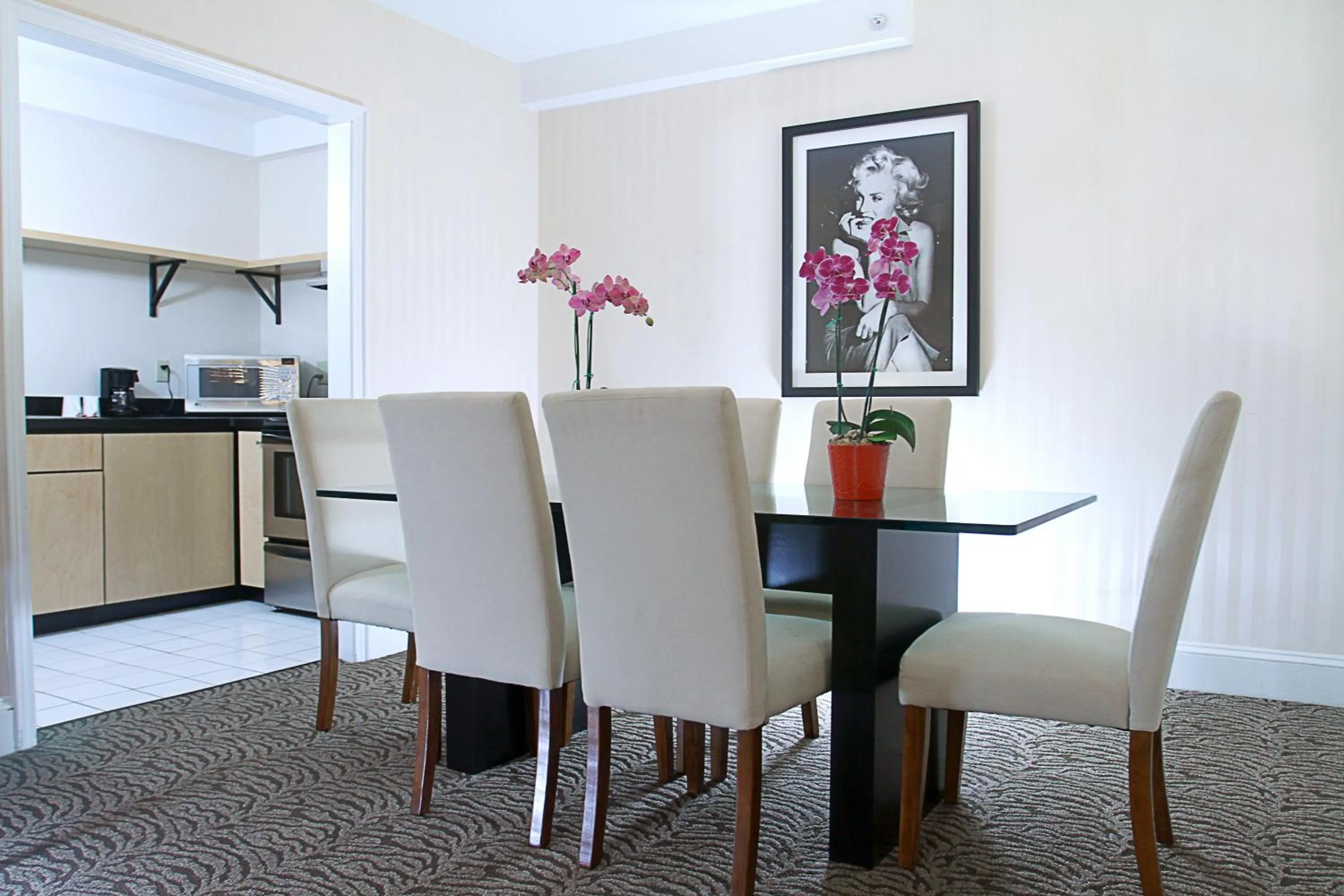 Dining Area in Artmore Hotel