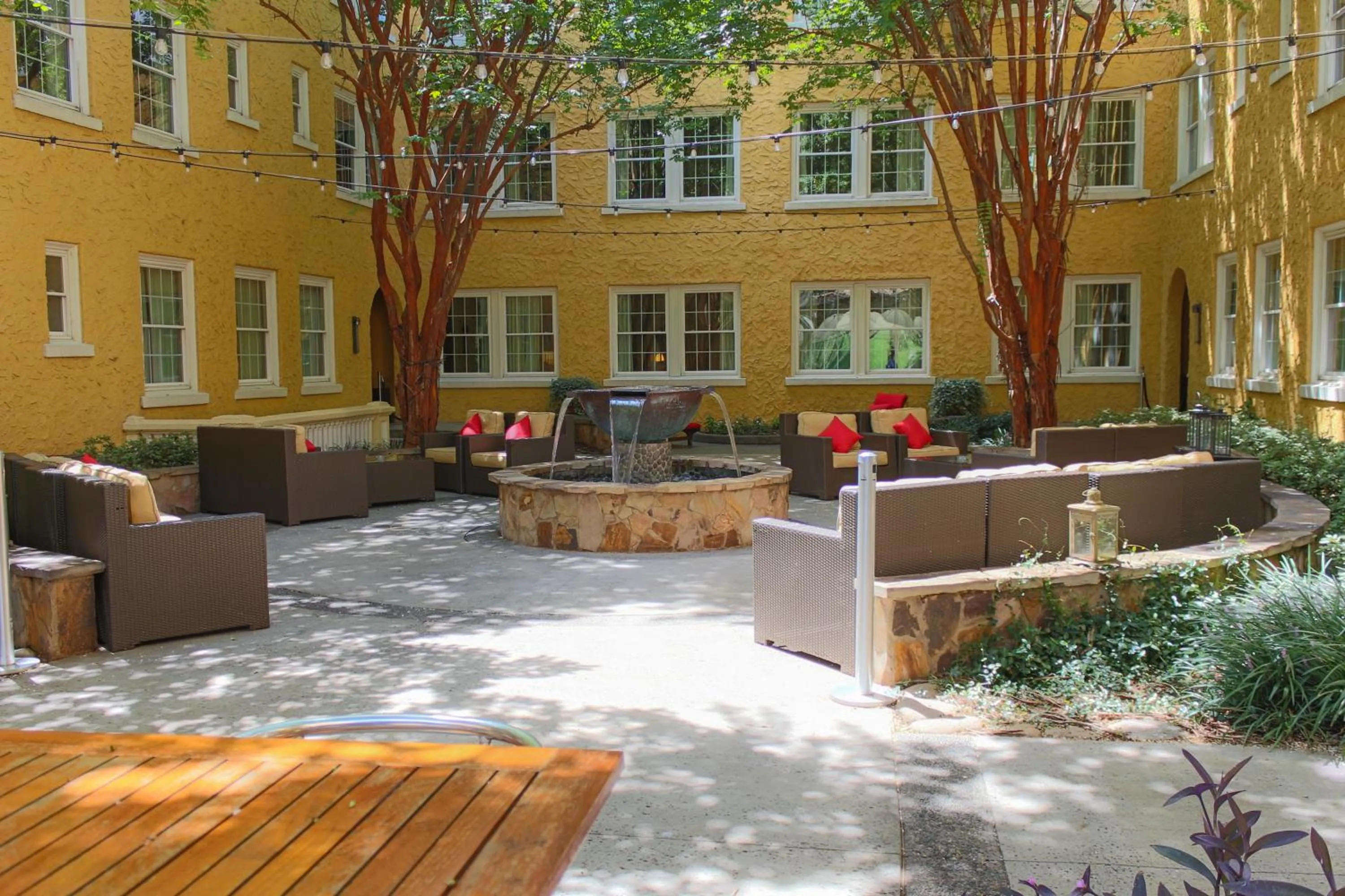 Facade/entrance in Artmore Hotel