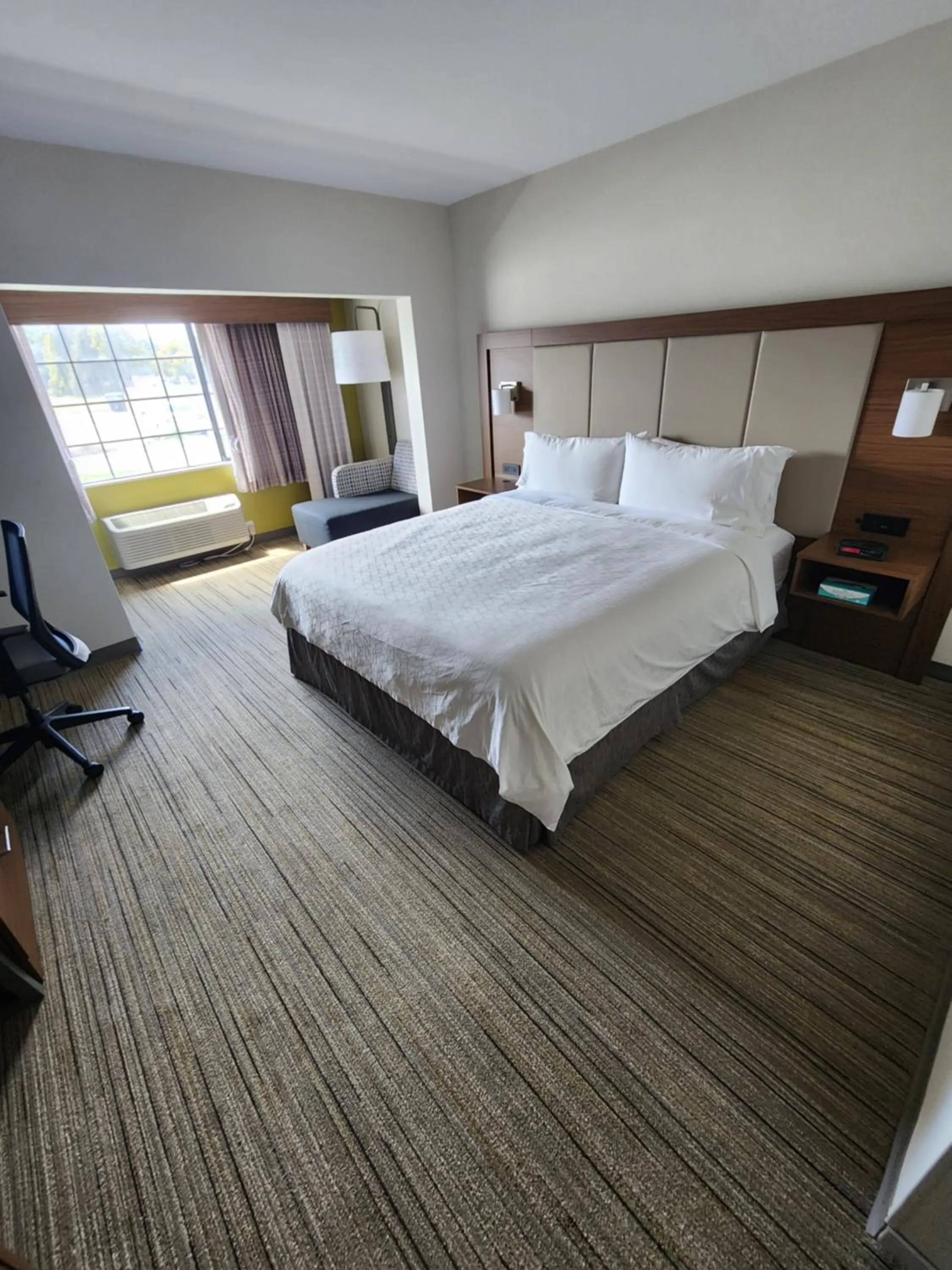 Bed in Holiday Inn Express Lompoc by IHG