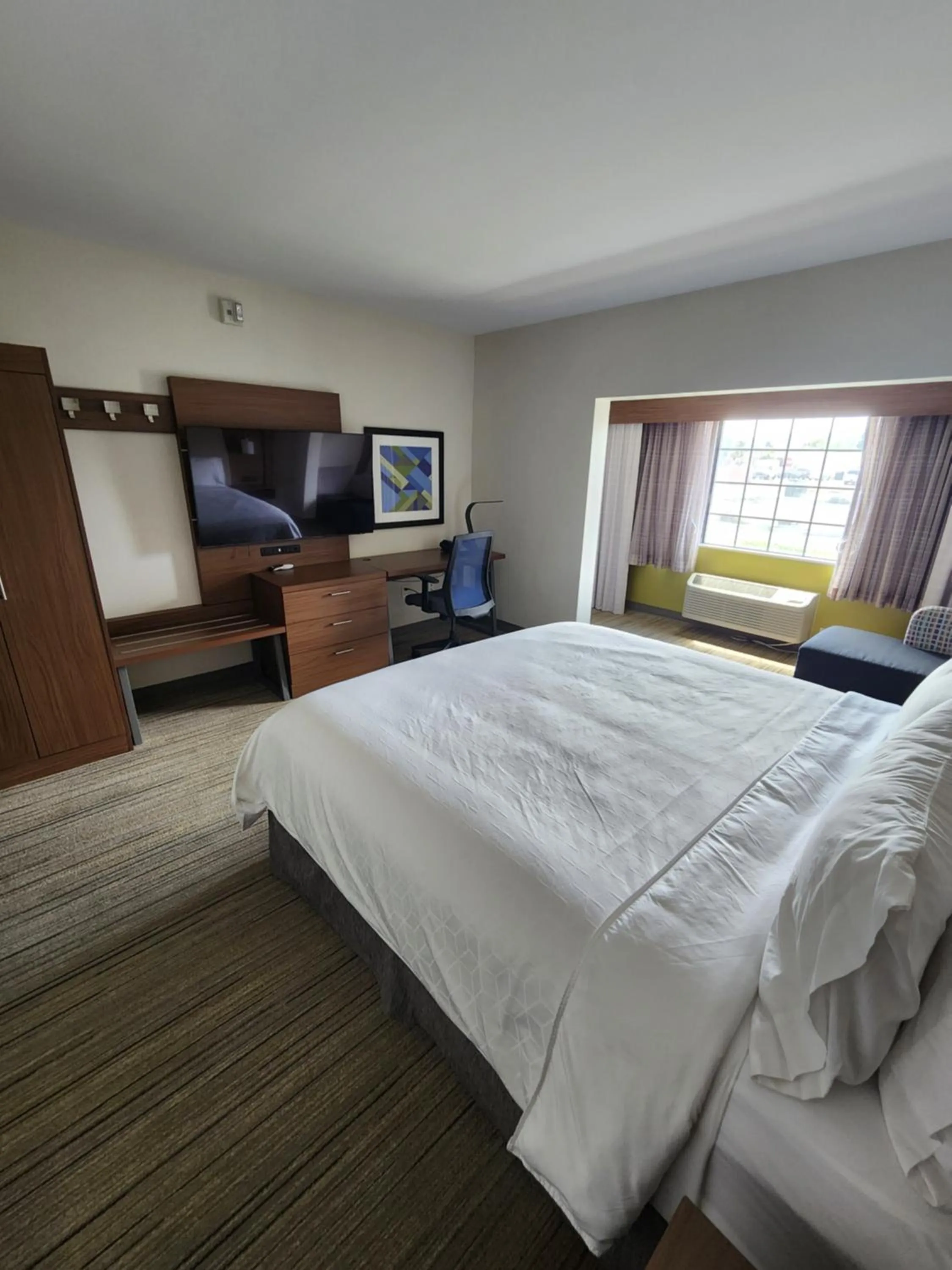 Bed in Holiday Inn Express Lompoc by IHG
