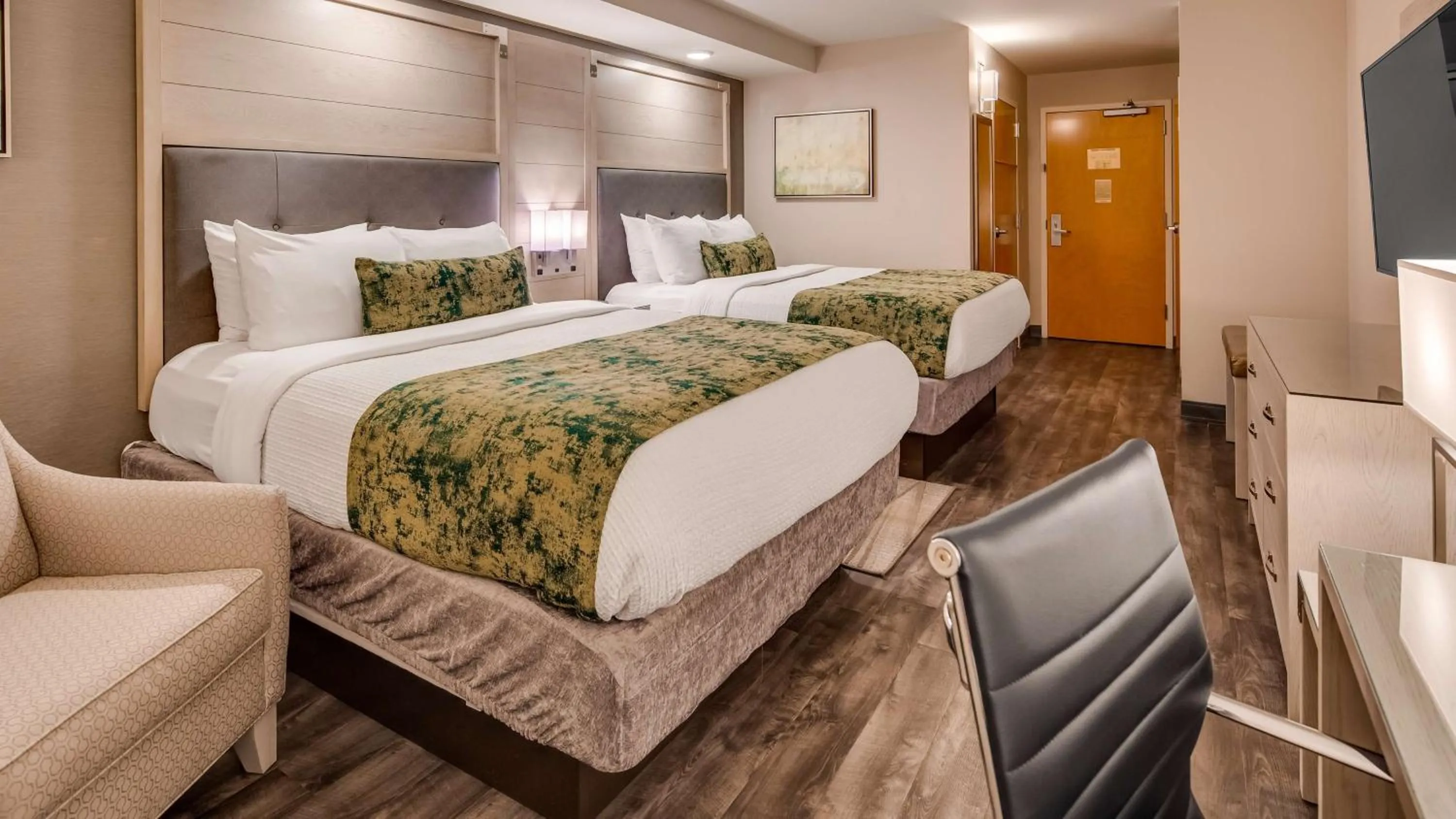 Photo of the whole room, Bed in Best Western Premier I-95 Savannah Airport/ Pooler West