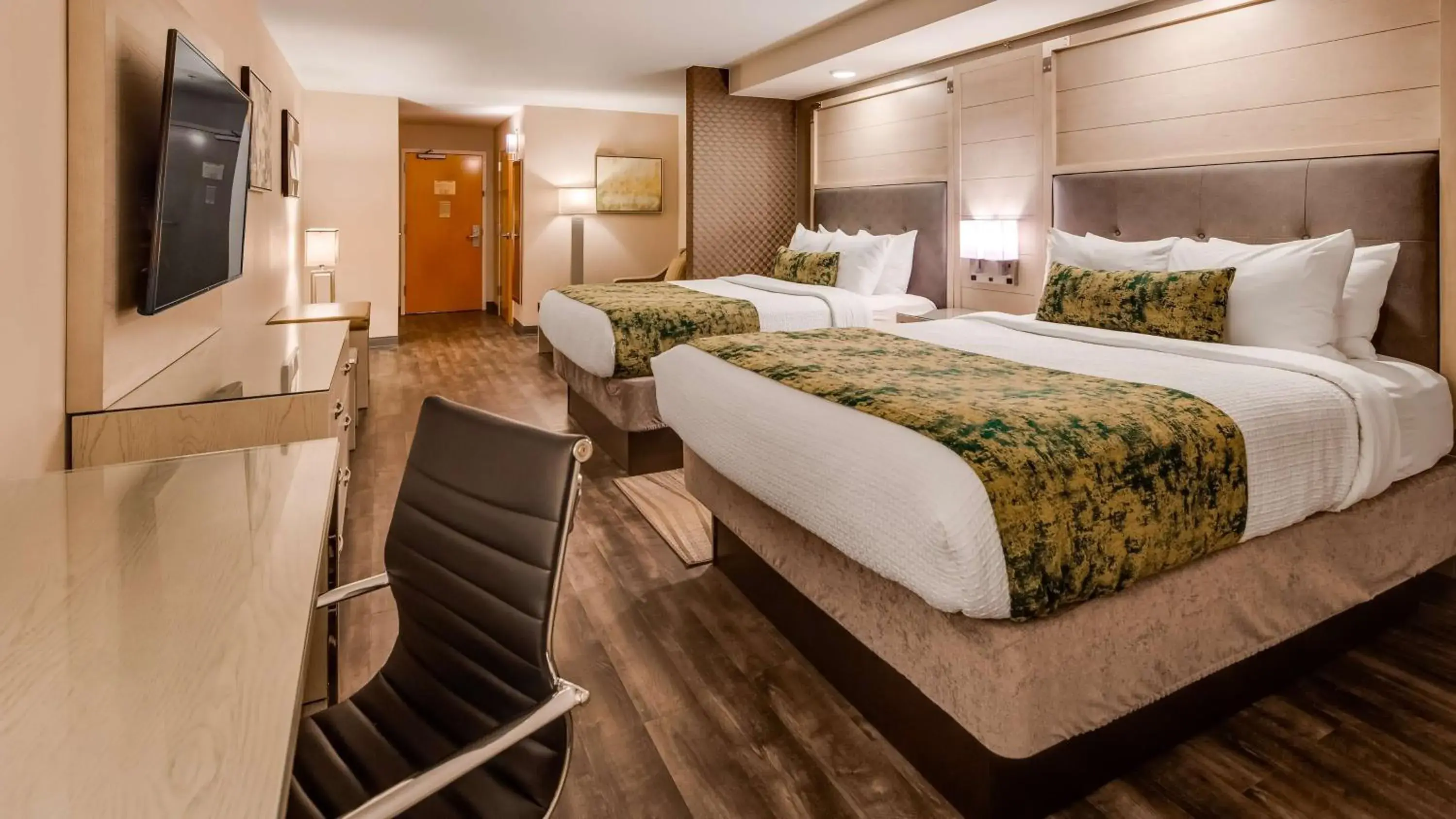 Photo of the whole room, Bed in Best Western Premier I-95 Savannah Airport/ Pooler West Photo of the whole room, Bed in Best Western Premier I-95 Savannah Airport/ Pooler West