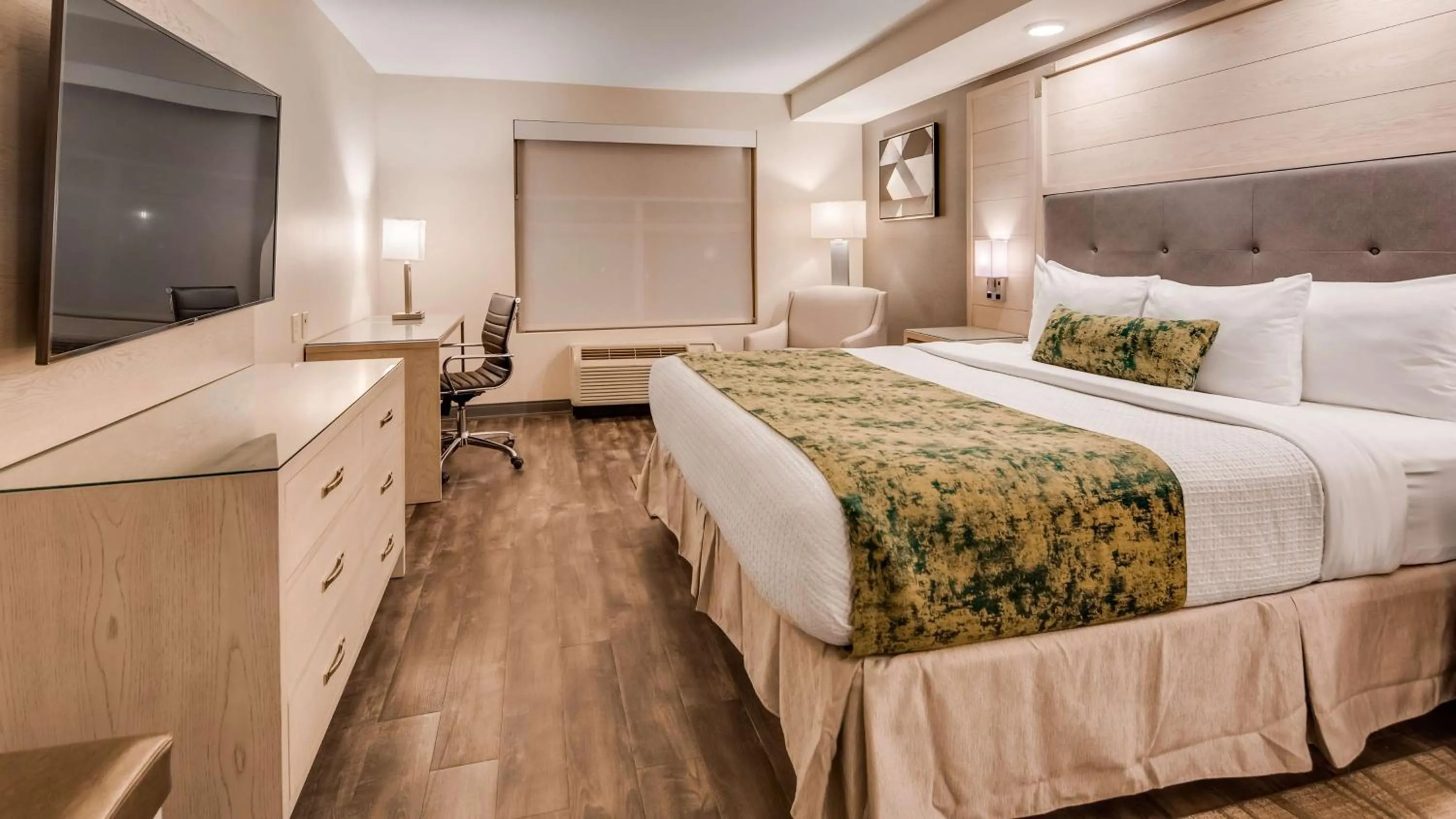 Photo of the whole room, Bed in Best Western Premier I-95 Savannah Airport/ Pooler West