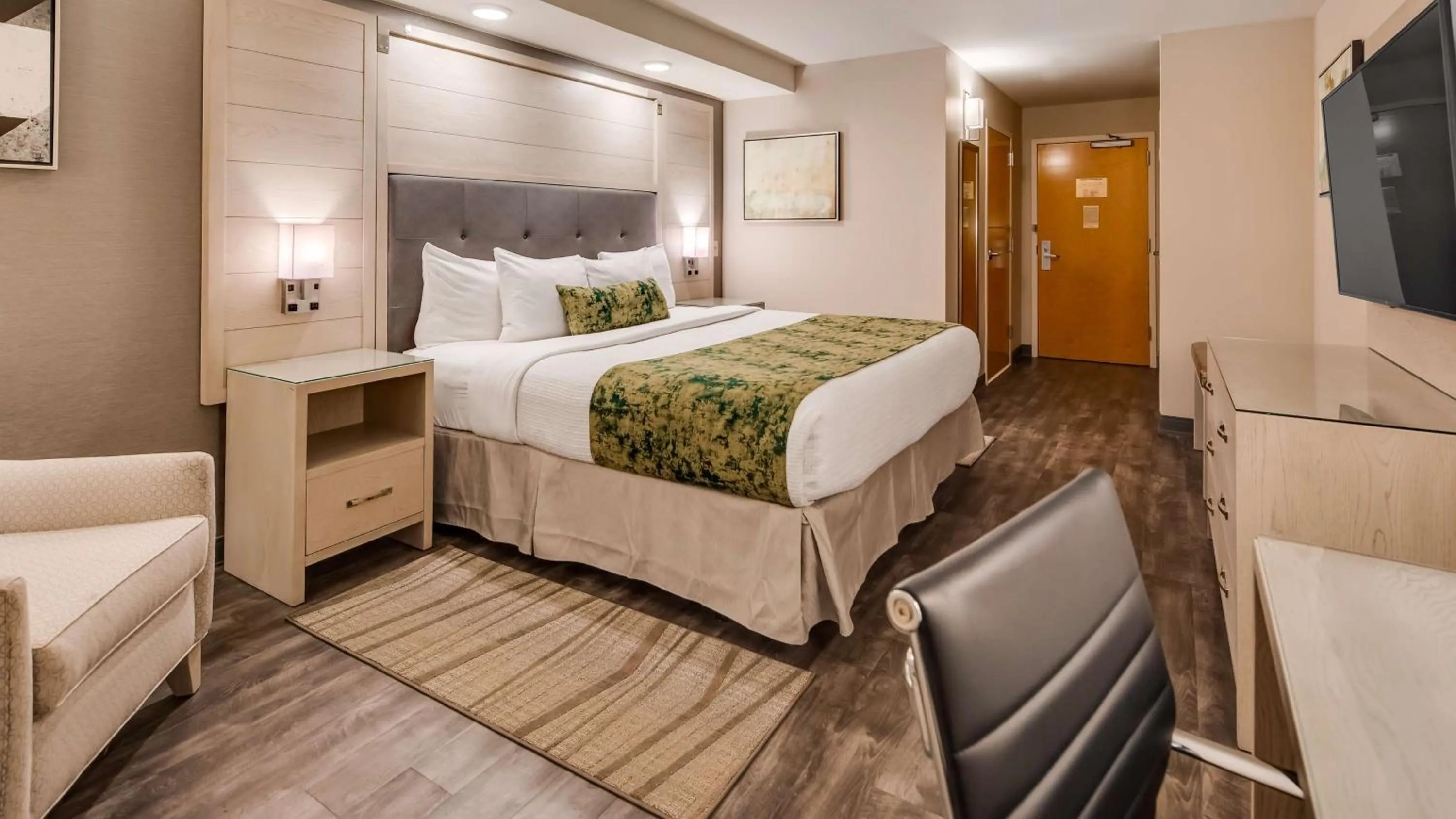 Photo of the whole room, Bed in Best Western Premier I-95 Savannah Airport/ Pooler West